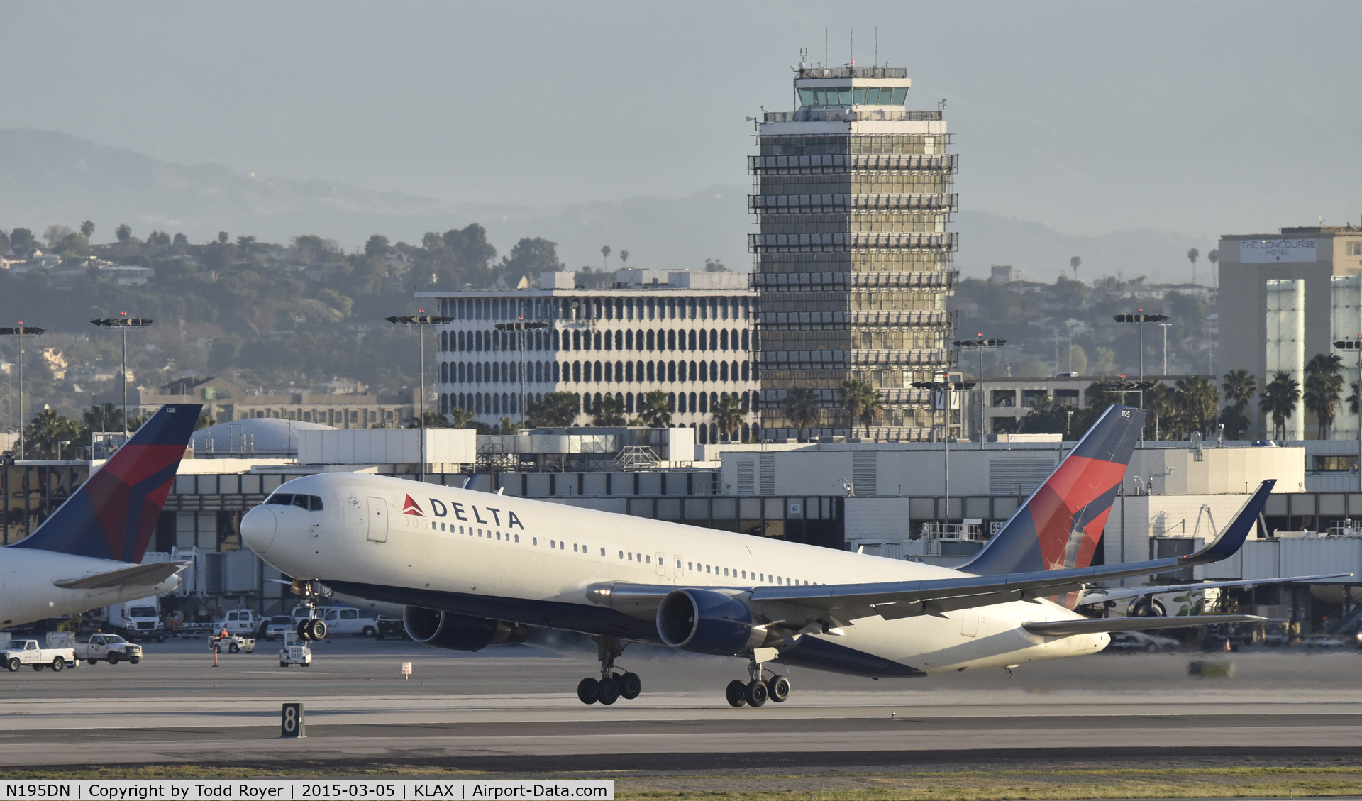 N195DN, 1997 Boeing 767-332 C/N 28452, Departing LAX on 25R