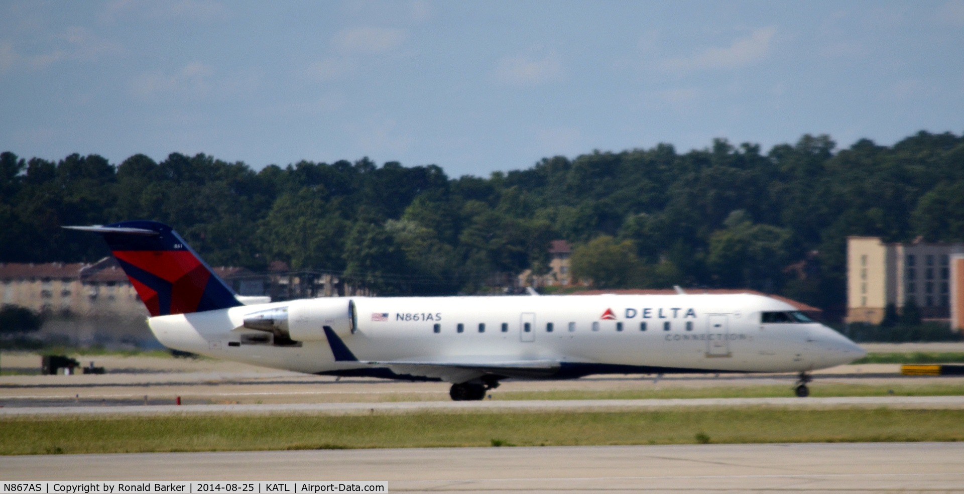 N867AS, 2000 Bombardier CRJ-200ER (CL-600-2B19) C/N 7463, Taxi Atlanta