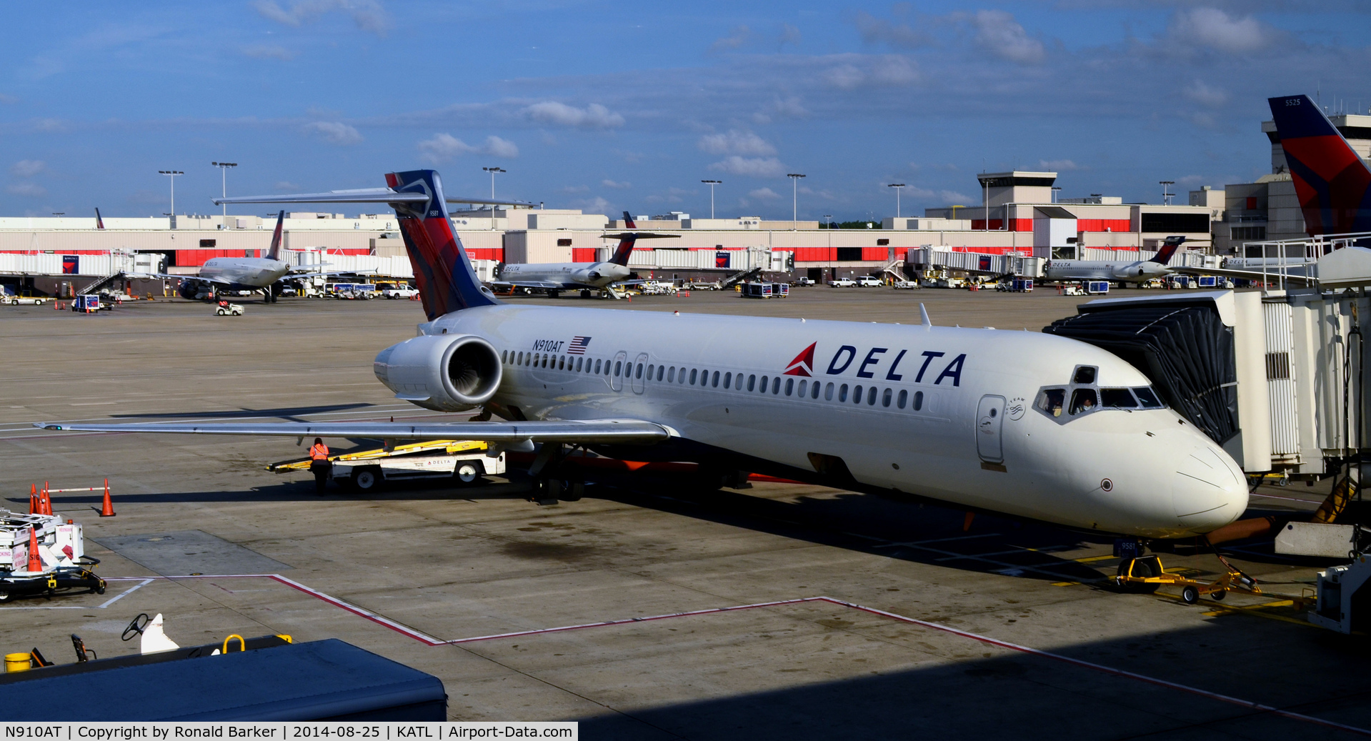 N910AT, 2001 Boeing 717-200 C/N 55086, Former AirTran in Delta colors Atlanta