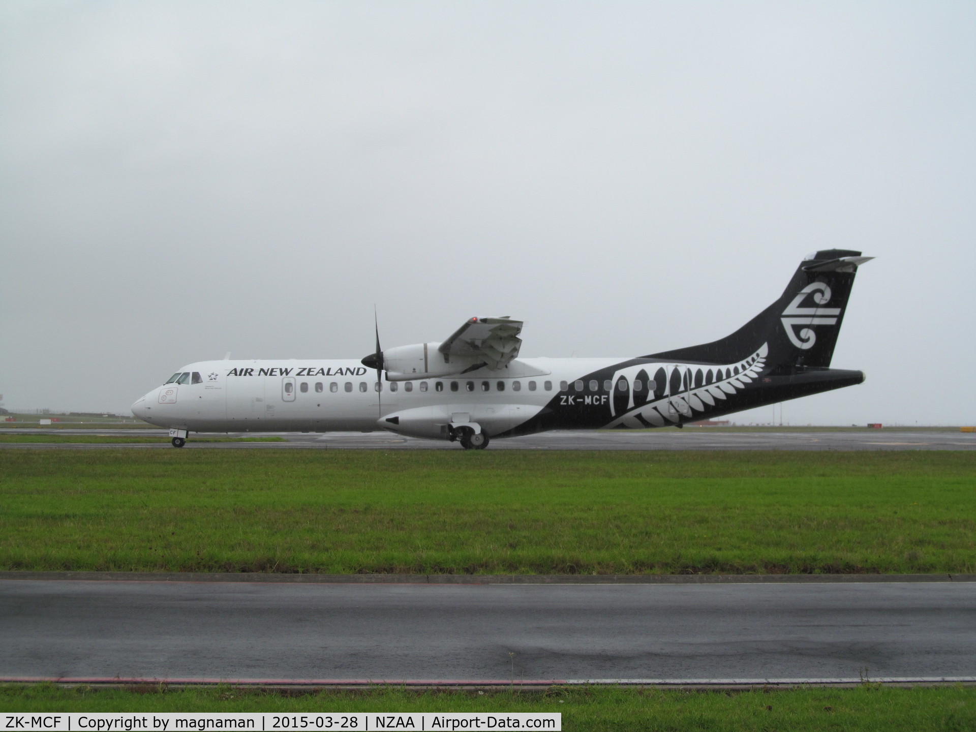 ZK-MCF, 1999 ATR 72-212A C/N 600, new colour scheme - in the wet at AKL
