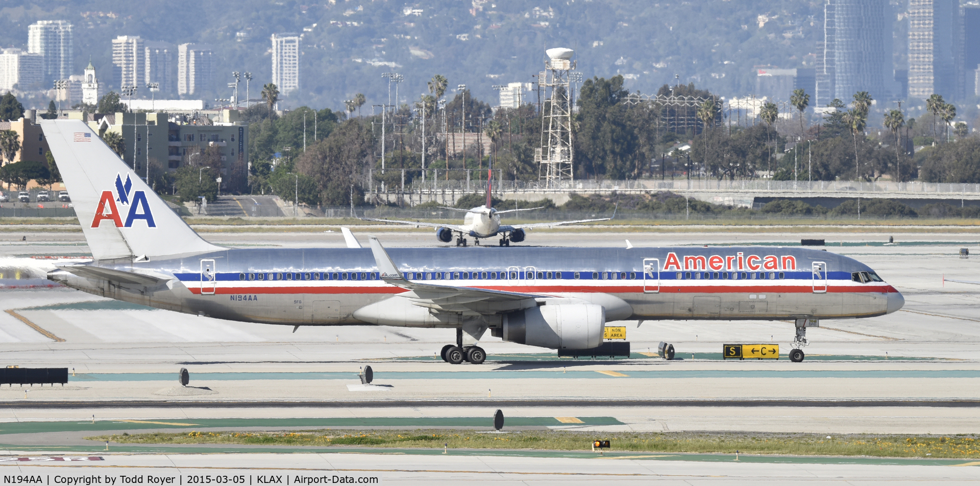 N194AA, 2001 Boeing 757-223 C/N 32388, Taxiing to gate at LAX