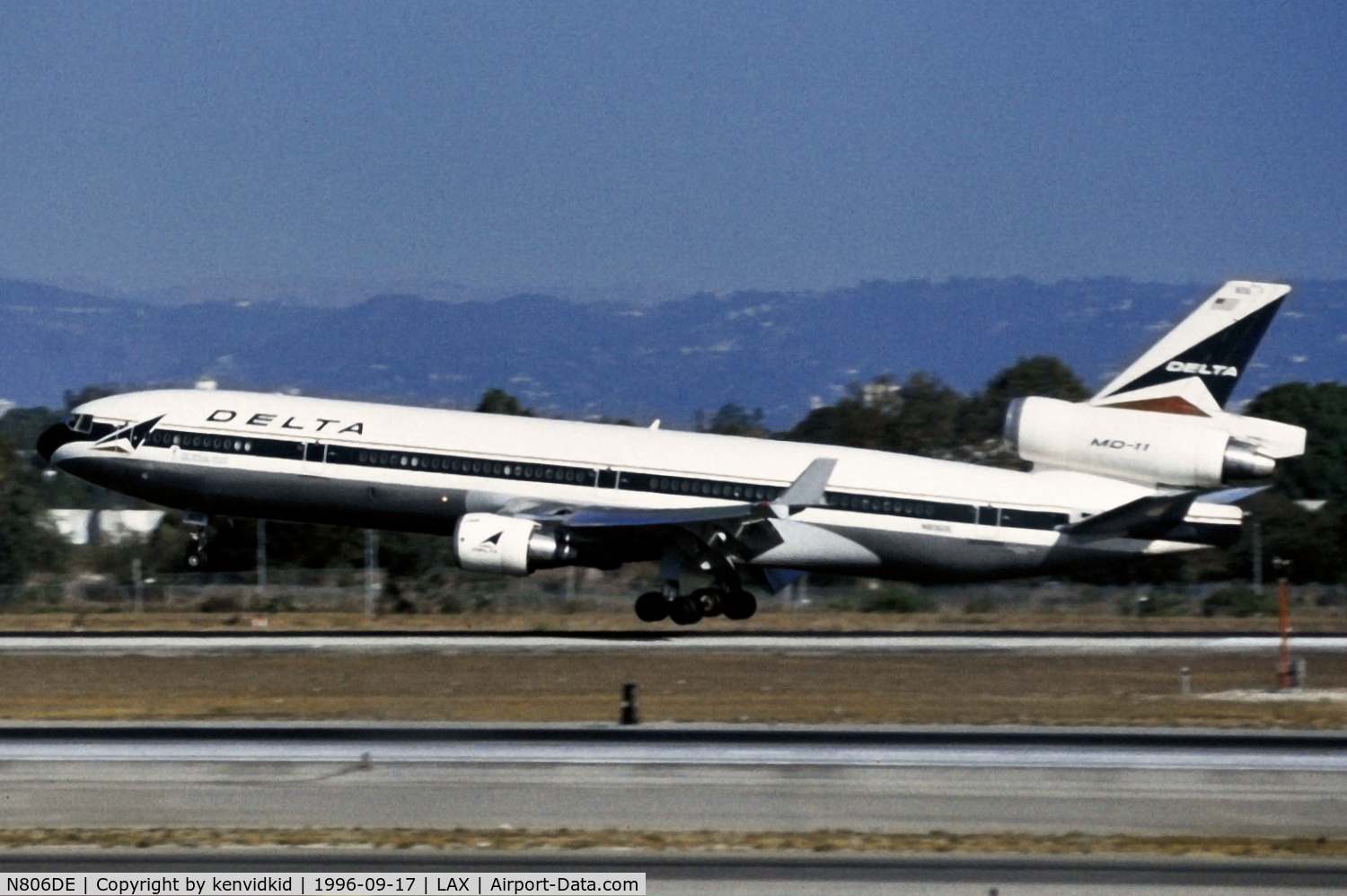 N806DE, 1992 McDonnell Douglas MD-11 C/N 48477, Copied from slide.