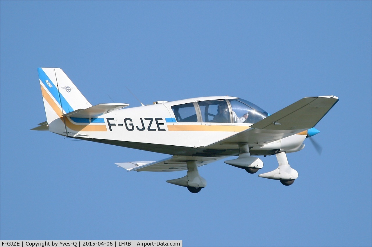 F-GJZE, Robin DR-400-120 Petit Prince C/N 2005, Robin DR-400-120, Take off rwy 07R, Brest-Bretagne airport (LFRB-BES)