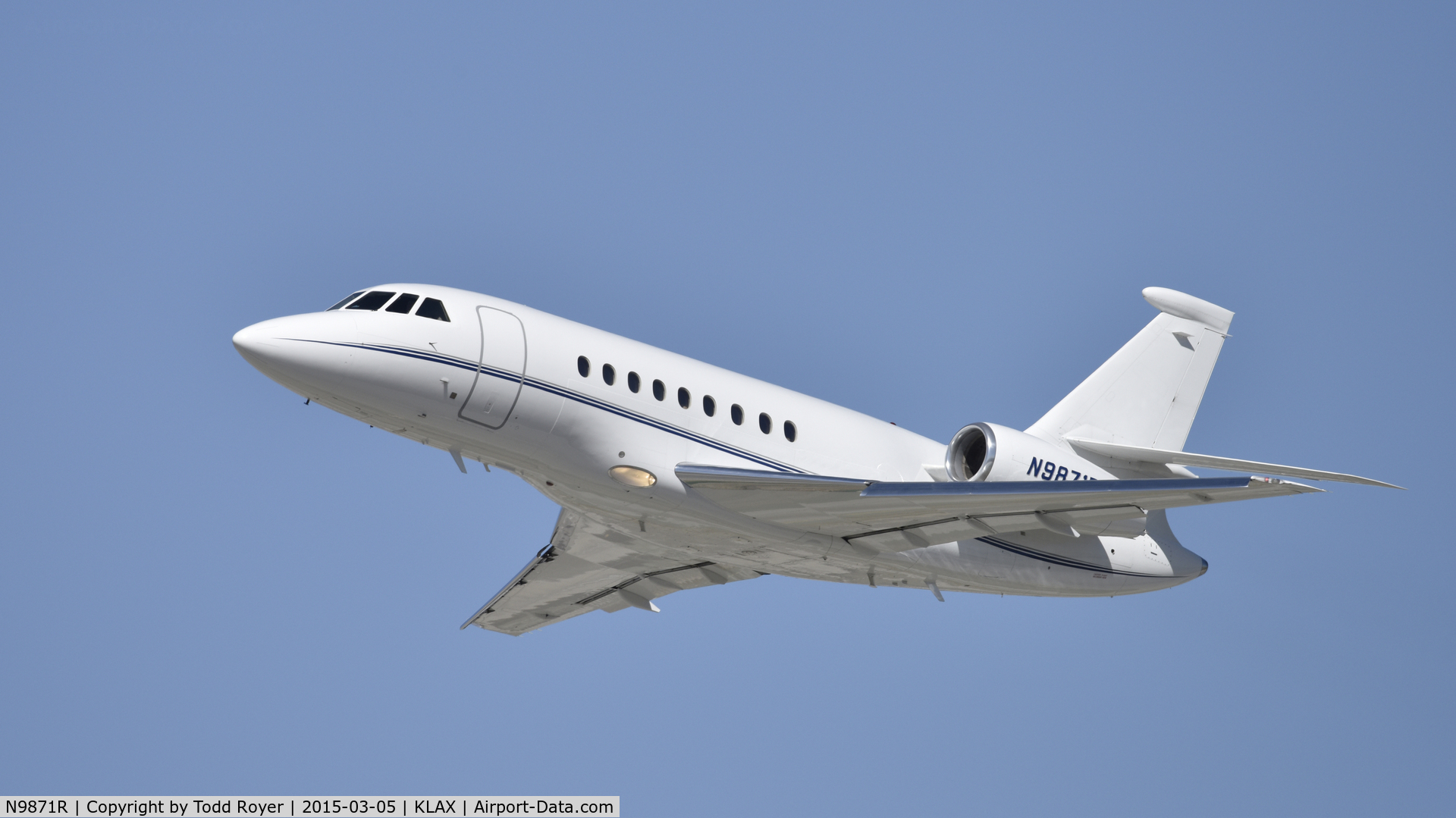 N9871R, 2004 Dassault FALCON 2000EX C/N 43, Departing LAX on 25R
