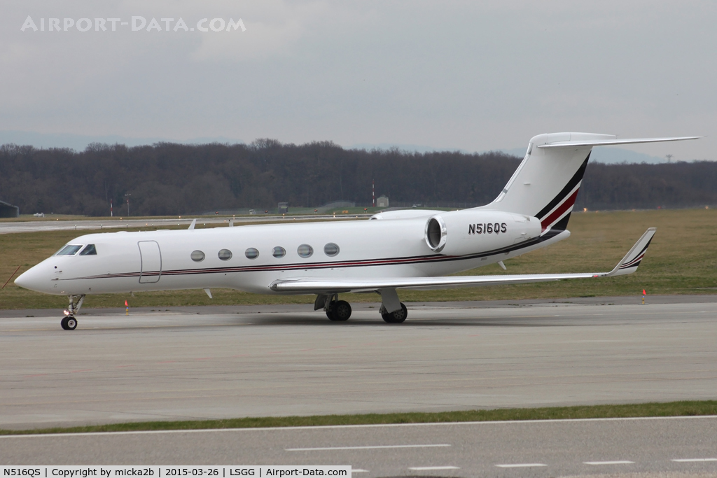 N516QS, 2001 Gulfstream Aerospace G-V C/N 658, Taxiing