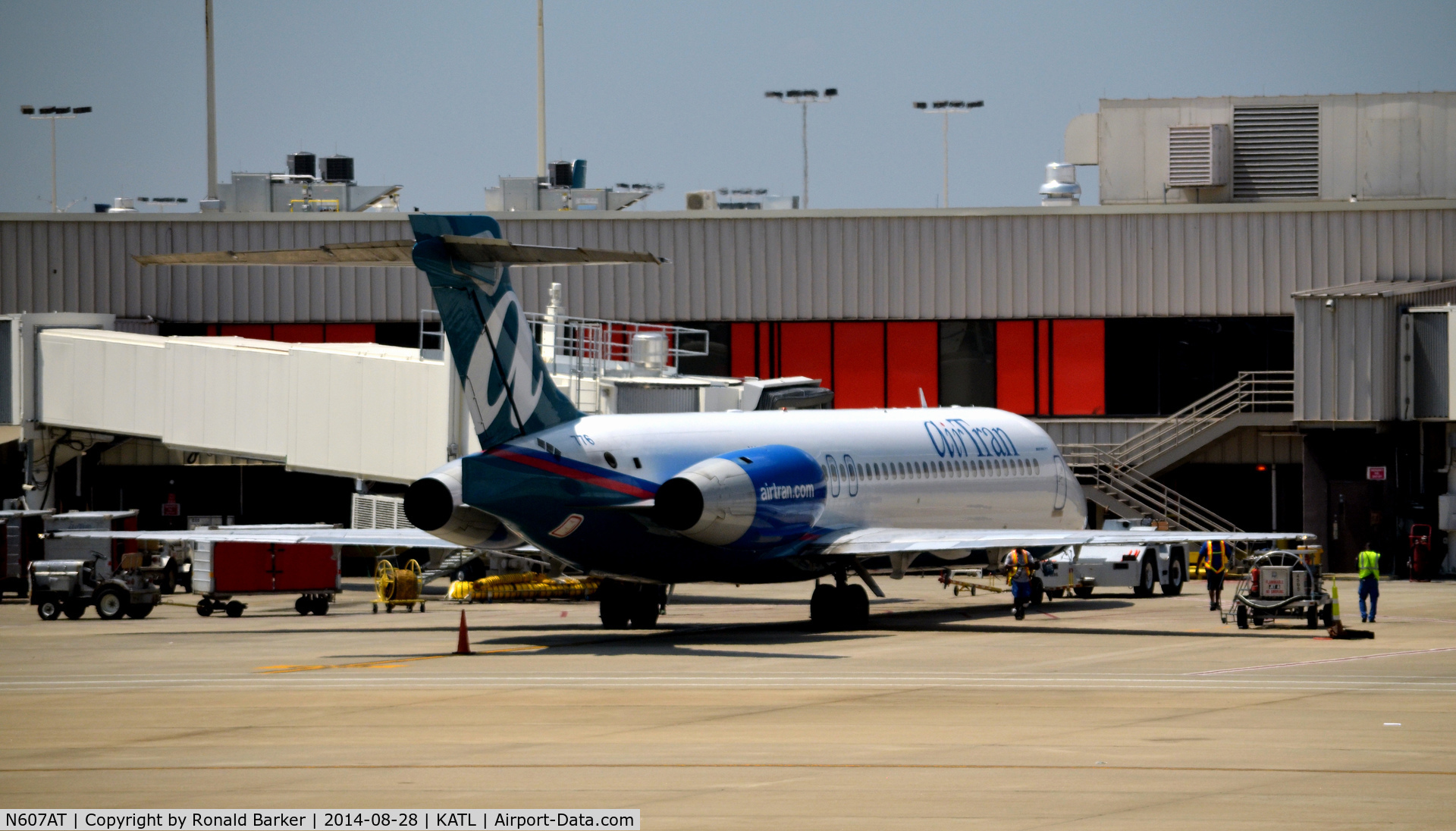 N607AT, 2000 Boeing 717-200 C/N 55074, At the gate Atlanta