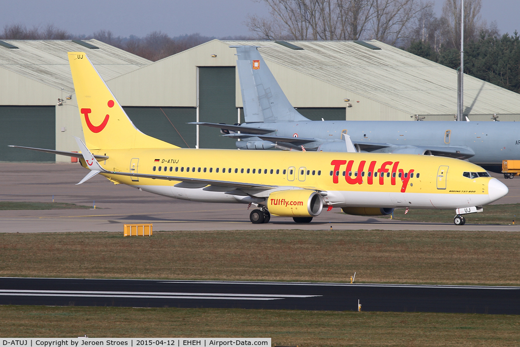 D-ATUJ, 2012 Boeing 737-8K5 C/N 39923, last day of a yellow skin, will transformed into Haribo Tropifruttie livery here by Aviation Cosmetics