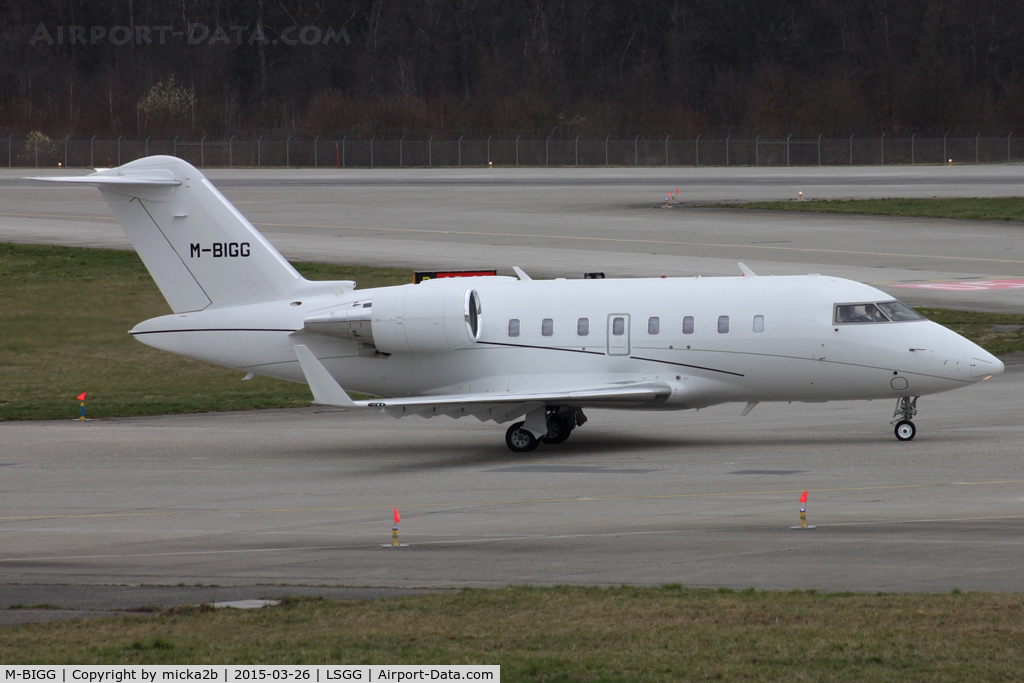 M-BIGG, 2007 Bombardier Challenger 605 (CL-600-2B16) C/N 5722, Taxiing