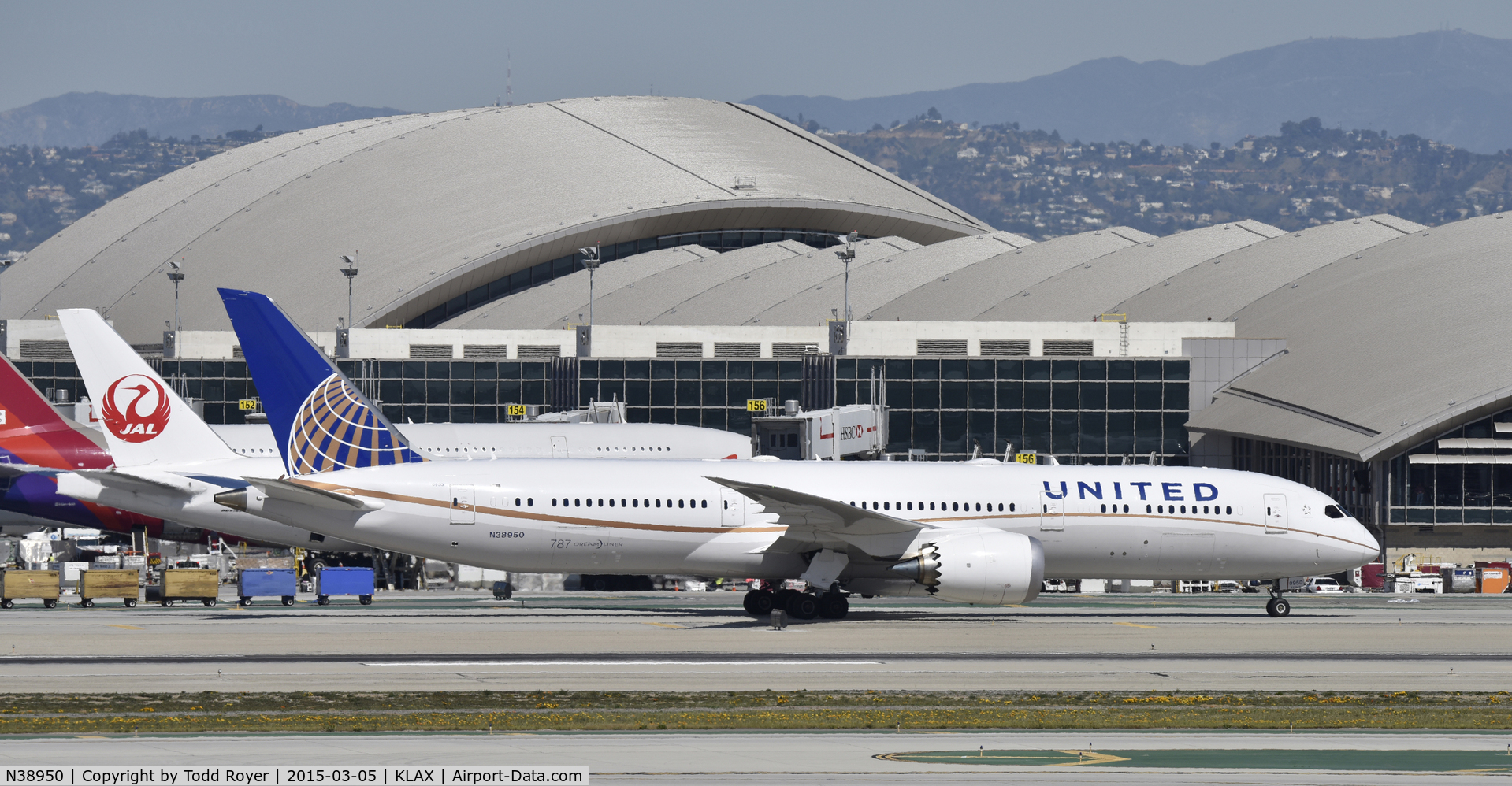 N38950, 2014 Boeing 787-9 Dreamliner Dreamliner C/N 36401, Taxiing to gate at LAX