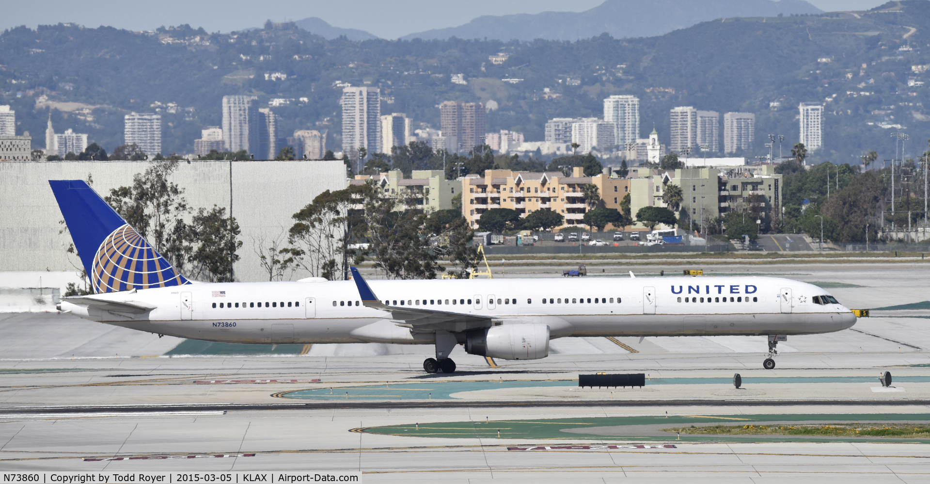 N73860, 2001 Boeing 757-33N C/N 32584, Taxiing to gate at LAX