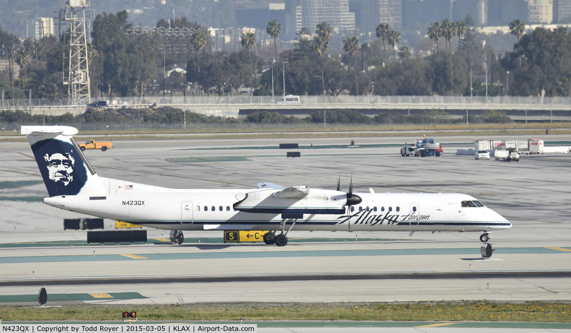 N423QX, 2007 Bombardier DHC-8-402 Dash 8 C/N 4153, Taxiing to gate at LAX
