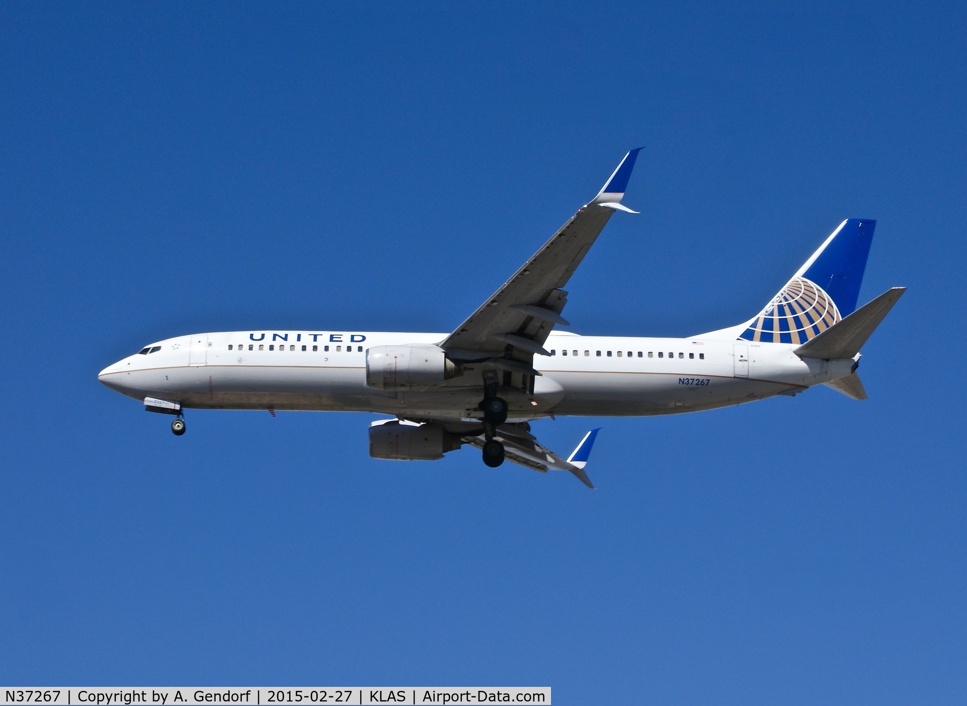 N37267, 2001 Boeing 737-824 C/N 31586, United, is here approaching Las Vegas Int'l(KLAS)