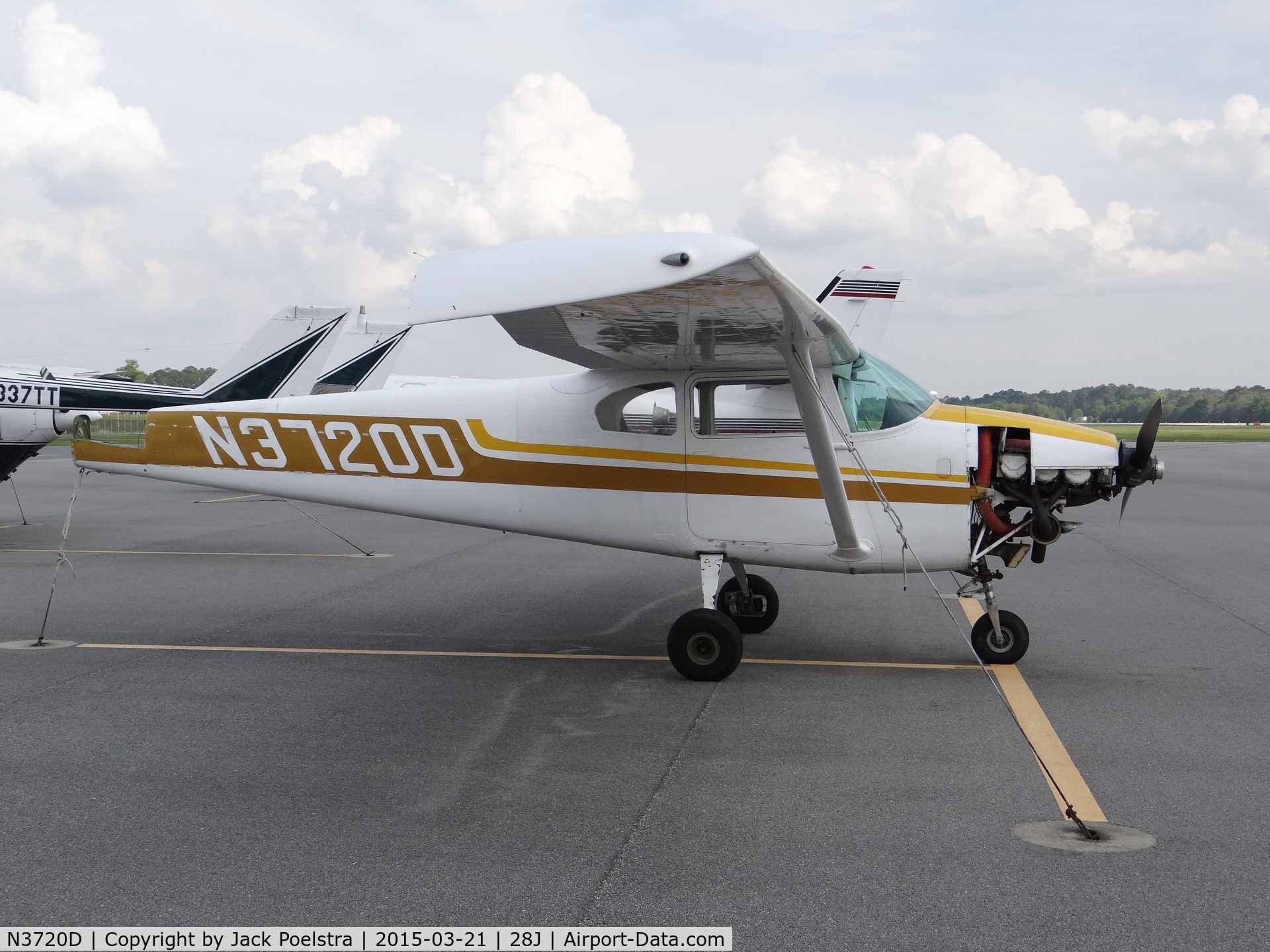 N3720D, 1957 Cessna 182A Skylane C/N 34420, C.182A, missing some parts, at ramp of Palatka
