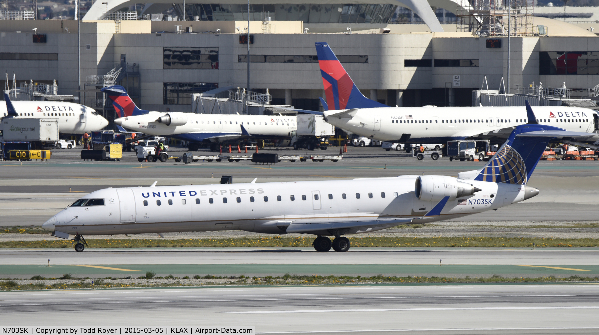 N703SK, 2004 Bombardier CRJ-701ER (CL-600-2C10) Regional Jet C/N 10139, Taxiing to gate at LAX