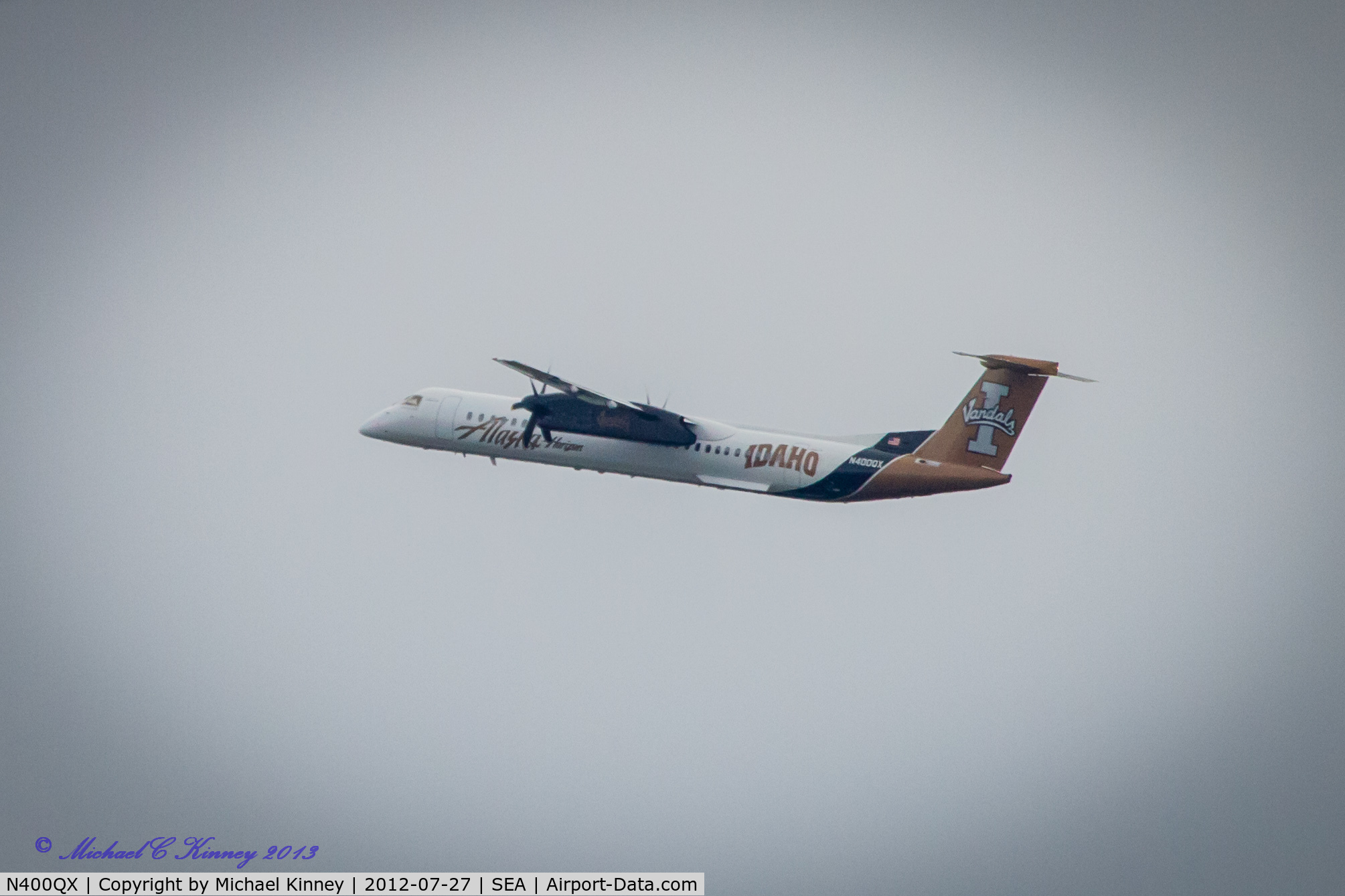 N400QX, 2000 Bombardier DHC-8-402 Dash 8 C/N 4030, After take off
