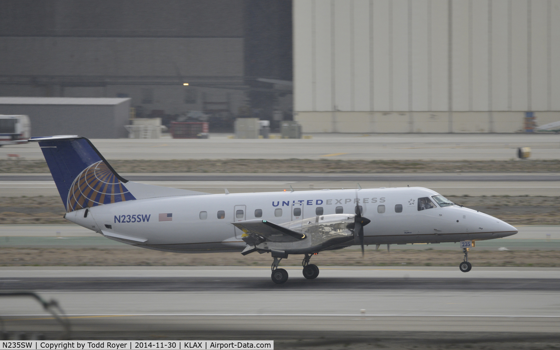 N235SW, Embraer EMB-120ER Brasilia C/N 120310, Landing at LAX on 7R