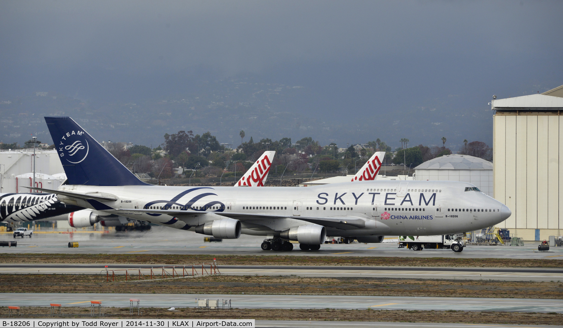 B-18206, 1998 Boeing 747-409 C/N 29030, Taxiing to gate at LAX