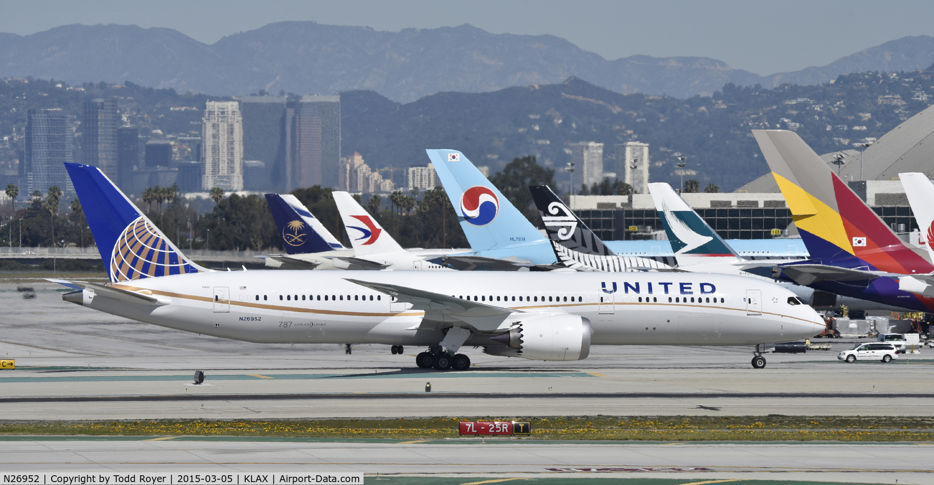 N26952, 2014 Boeing 787-9 Dreamliner C/N 36403, Taxiing to gate at LAX
