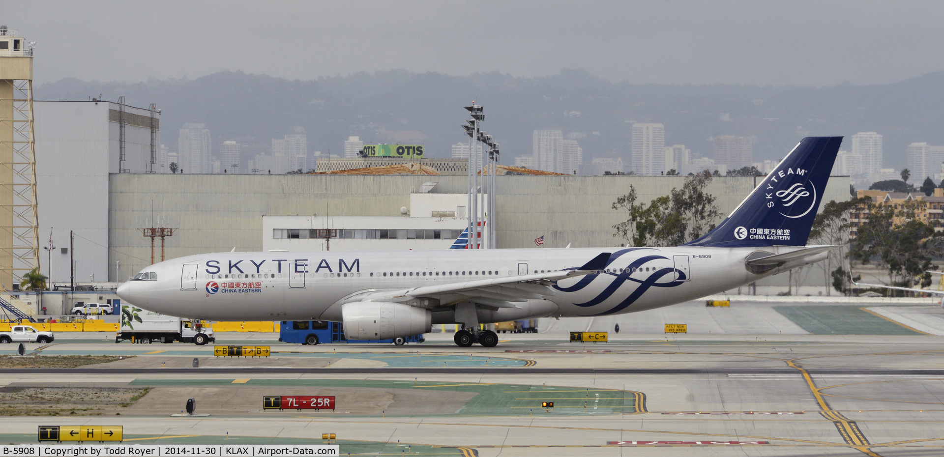 B-5908, 2012 Airbus A330-243 C/N 1372, Taxing for departure at LAX