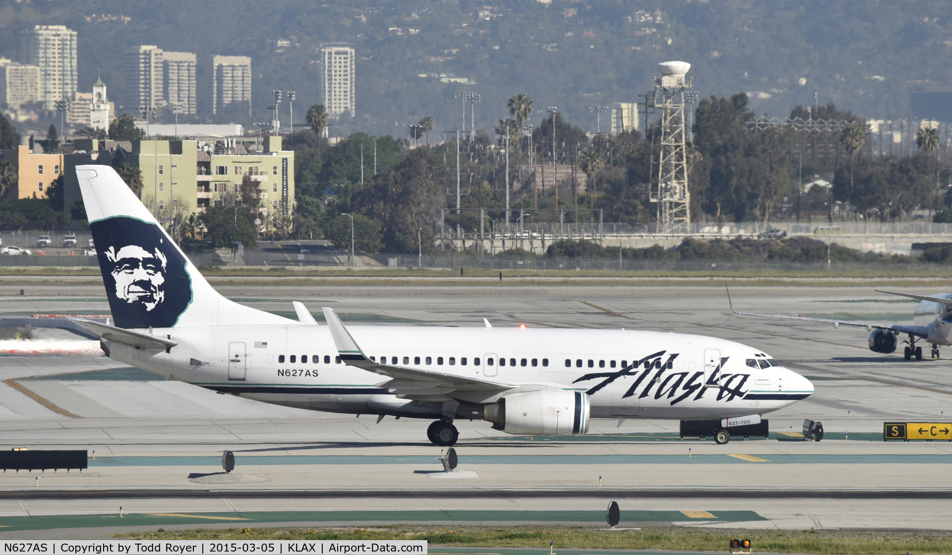 N627AS, 2001 Boeing 737-790 C/N 30794, Taxiing to gate at LAX