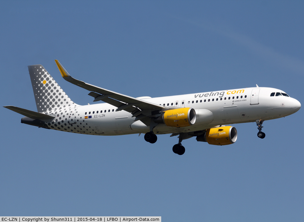 EC-LZN, 2013 Airbus A320-214 C/N 5925, Landing rwy 14R with wifi pod fitted now