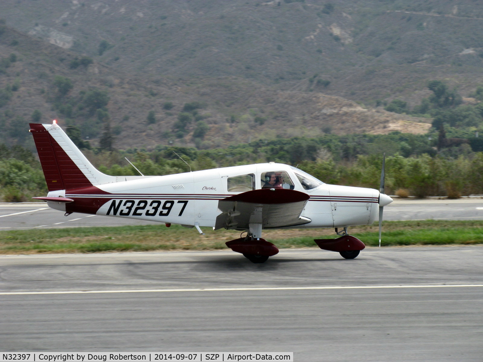 N32397, 1974 Piper PA-28-140 Cherokee C/N 28-7525062, 1974 Piper PA-28-140 CHEROKEE, Lycoming O-320-E2A 150 Hp, landing roll Rwy 22
