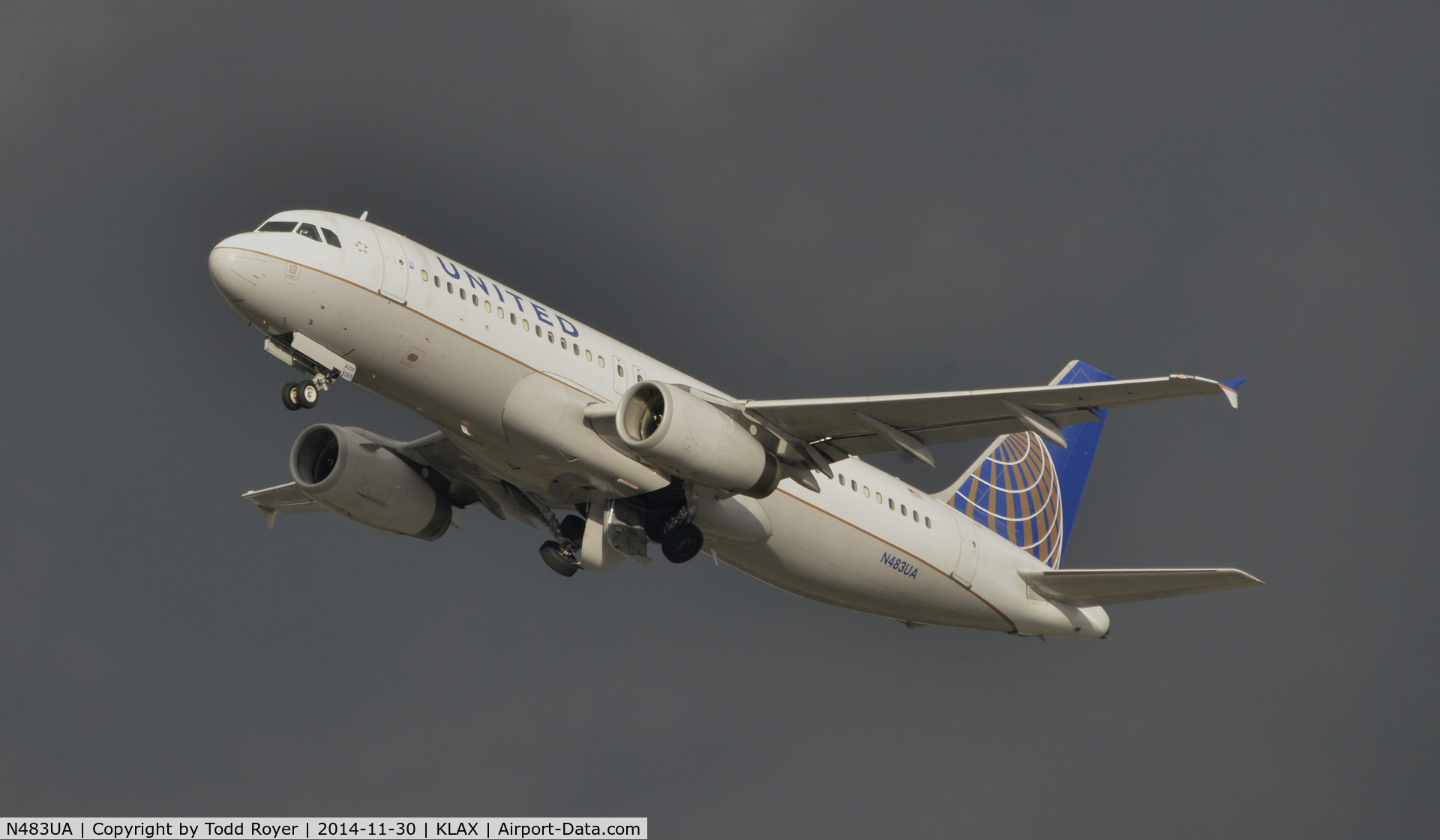 N483UA, 2001 Airbus A320-232 C/N 1586, Departing LAX on a stormy day