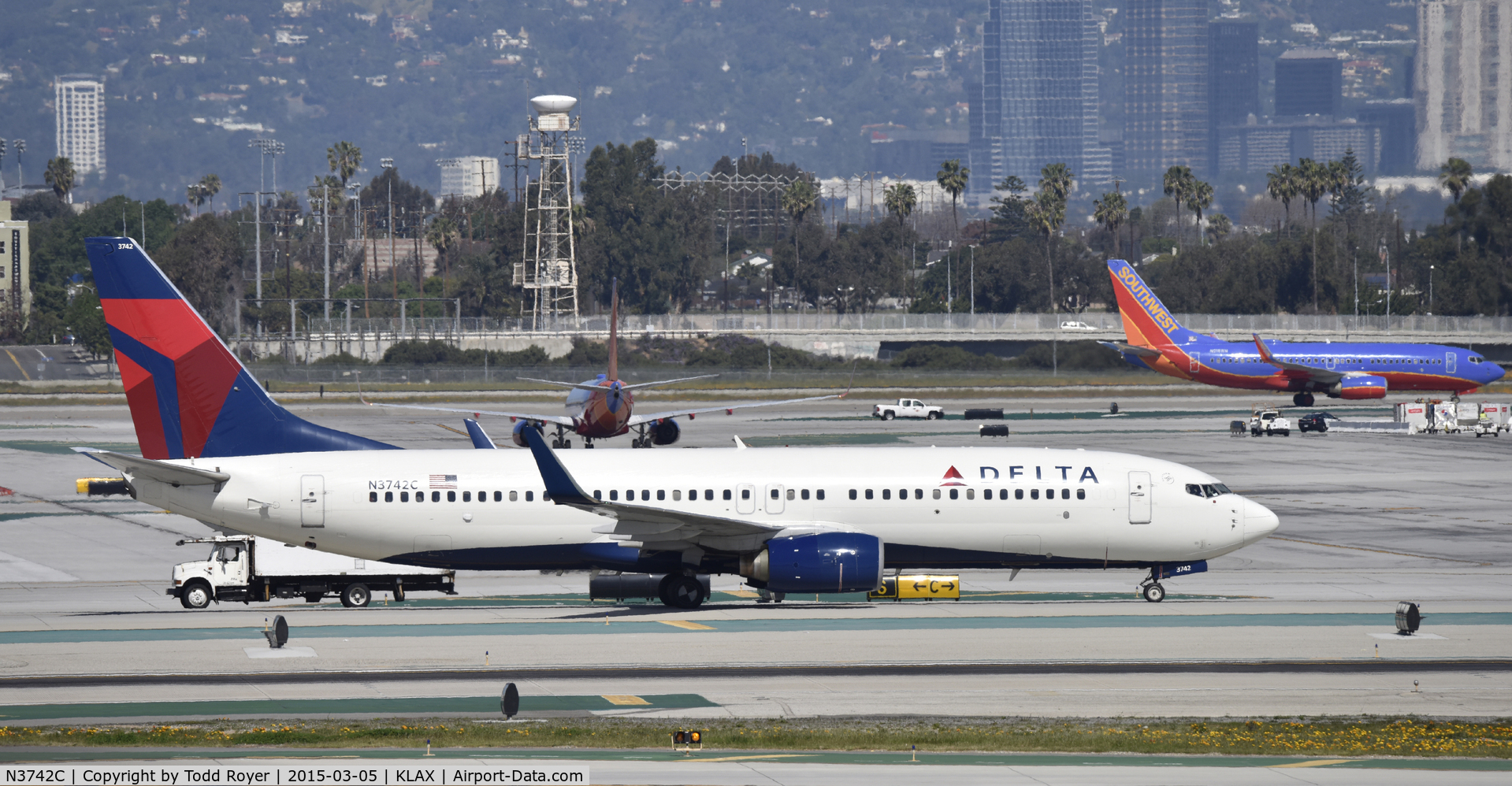 N3742C, 2001 Boeing 737-832 C/N 30835, Taxiing to gate at LAX
