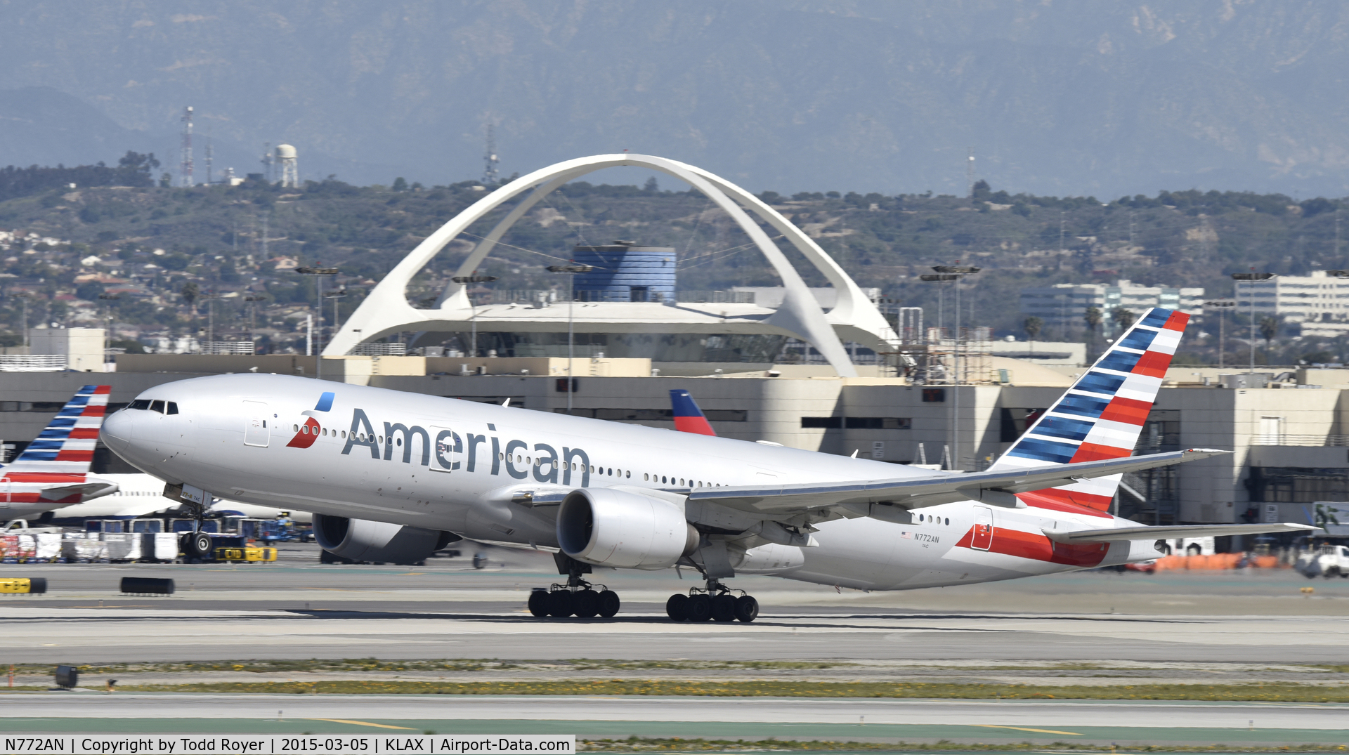 N772AN, 1999 Boeing 777-223 C/N 29580, Departing LAX