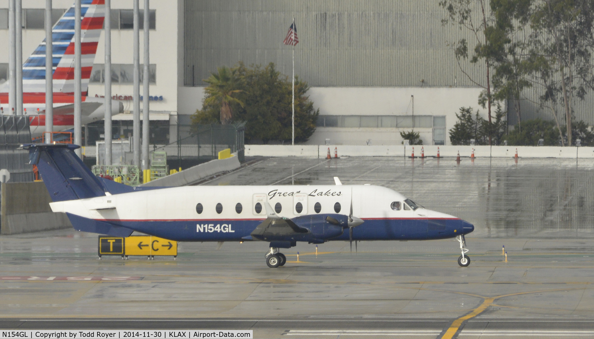 N154GL, 1995 Beech 1900D C/N UE-154, Taxiing to gate at LAX