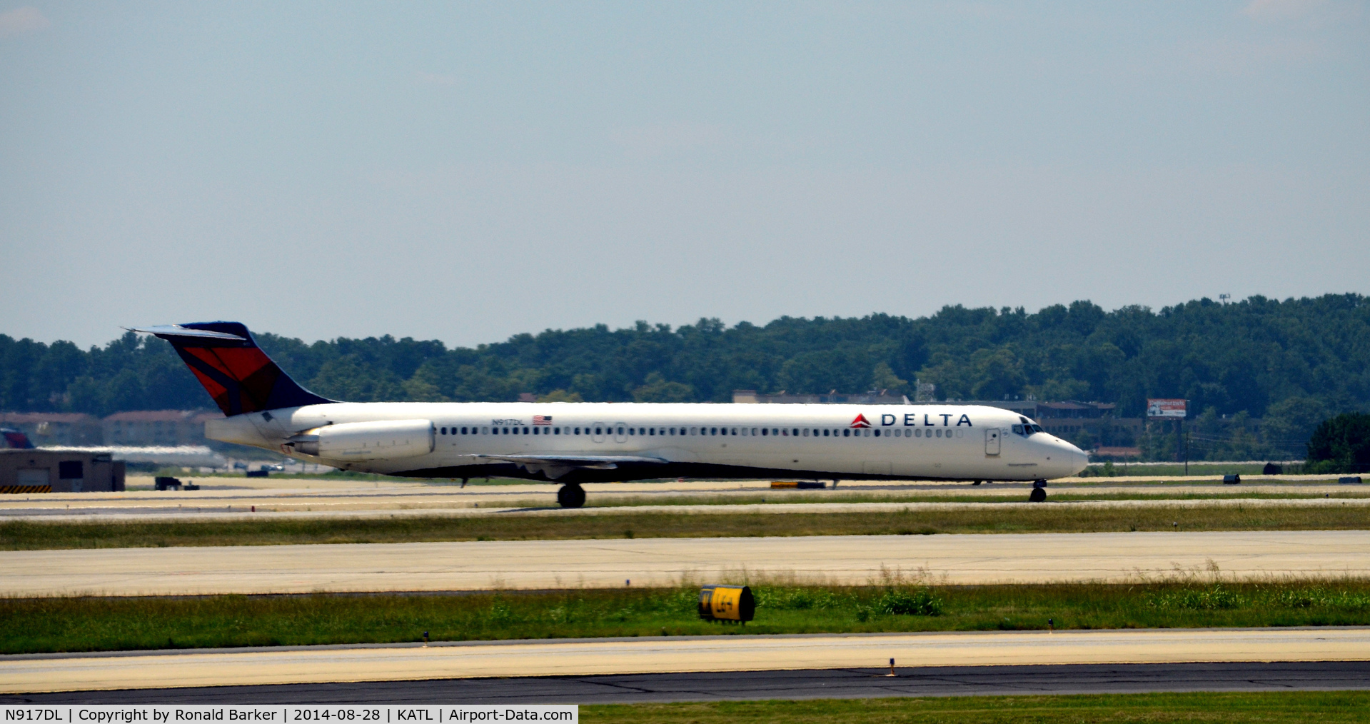 N917DL, 1988 McDonnell Douglas MD-88 C/N 49573, Landing Atlanta