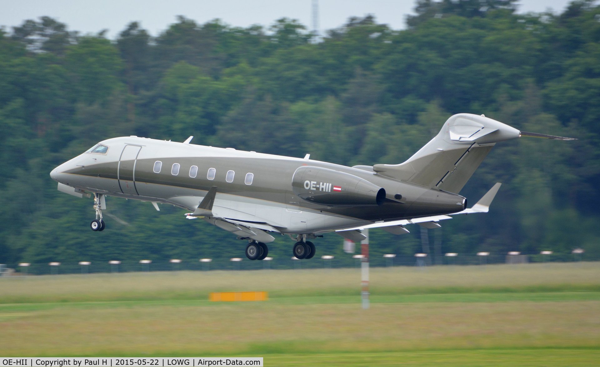 OE-HII, Bombardier Challenger 300 (BD-100-1A10) C/N 20111, Challenger 300, wet take-off