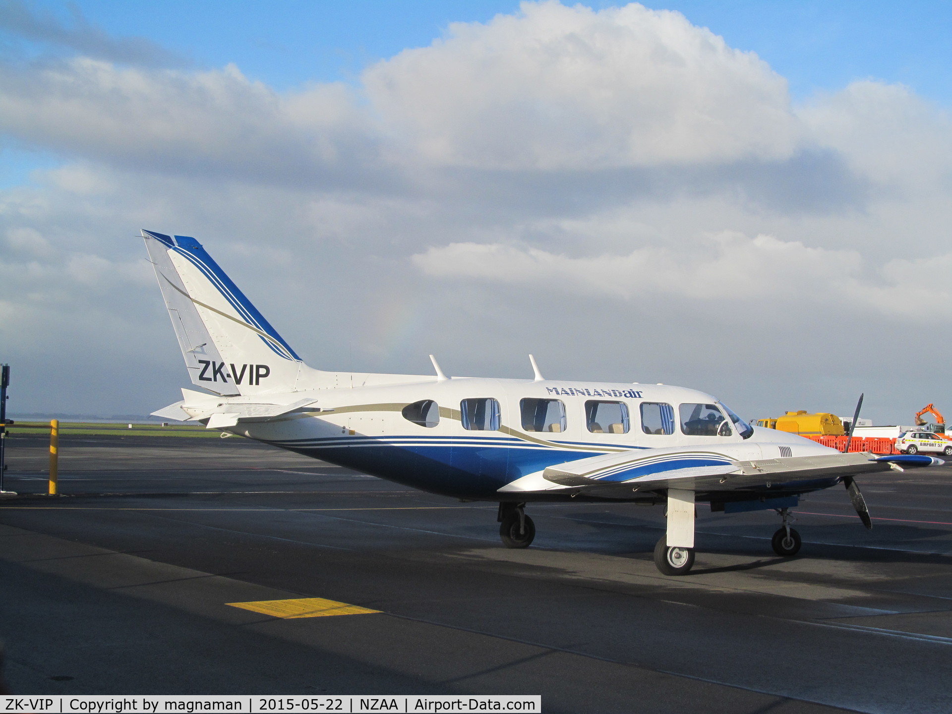 ZK-VIP, Piper PA-31-350 Chieftain C/N 31-7405482, At AKL - possibly on charter to Great Barrier Airlines
