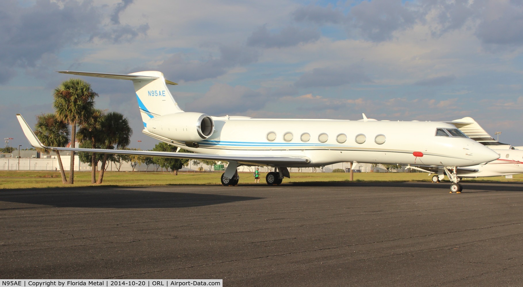 N95AE, 1998 Gulfstream Aerospace G-V C/N 562, This is a 1998 built Gulfstream V with 7 windows on the side like a G550, however on the port side it only has 6