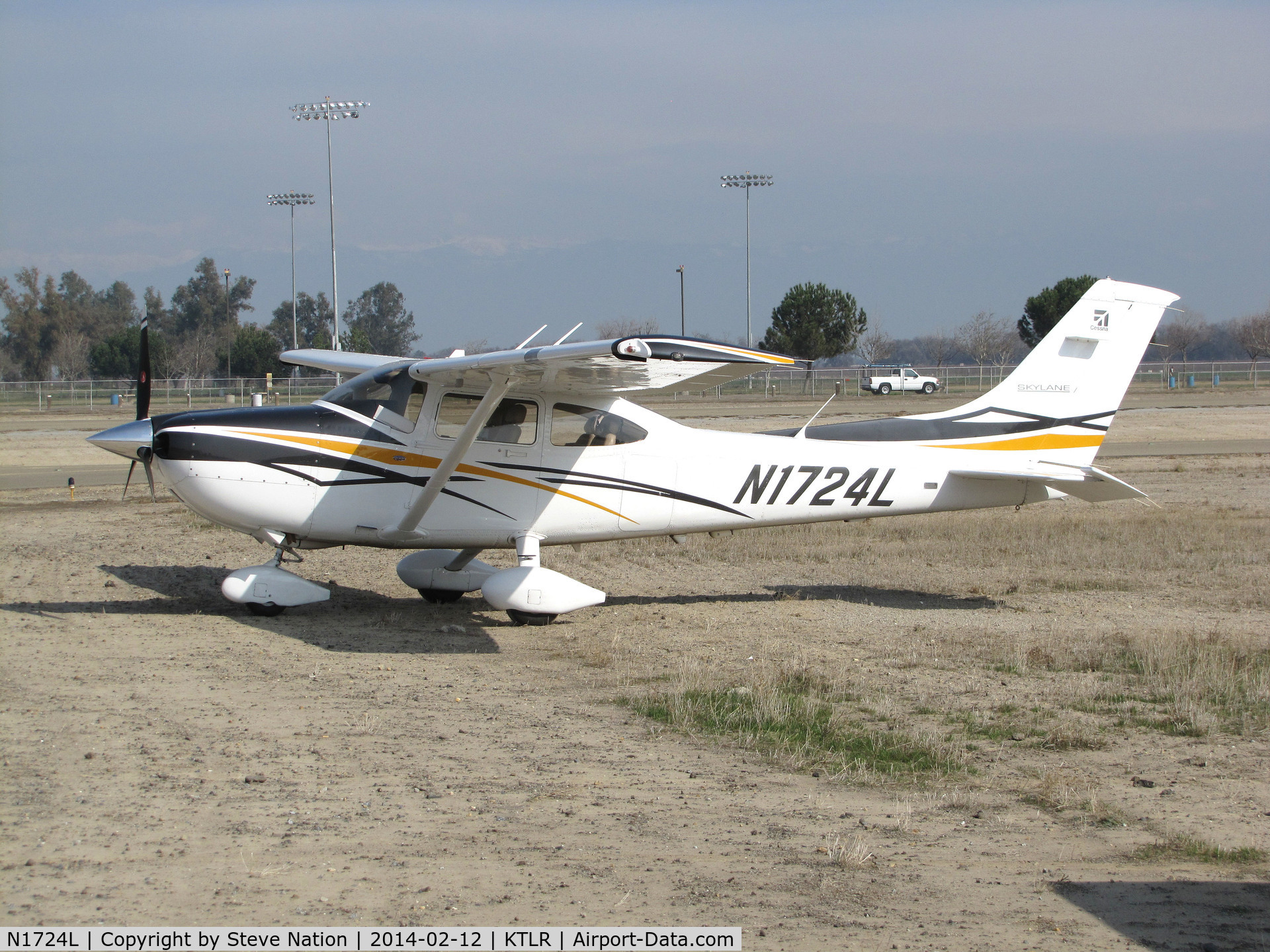 N1724L, 2007 Cessna 182T Skylane C/N 18282018, privately-owned Cessna 182T @ Mefford Field (Tulare, CA) for 2014 International Ag Expo