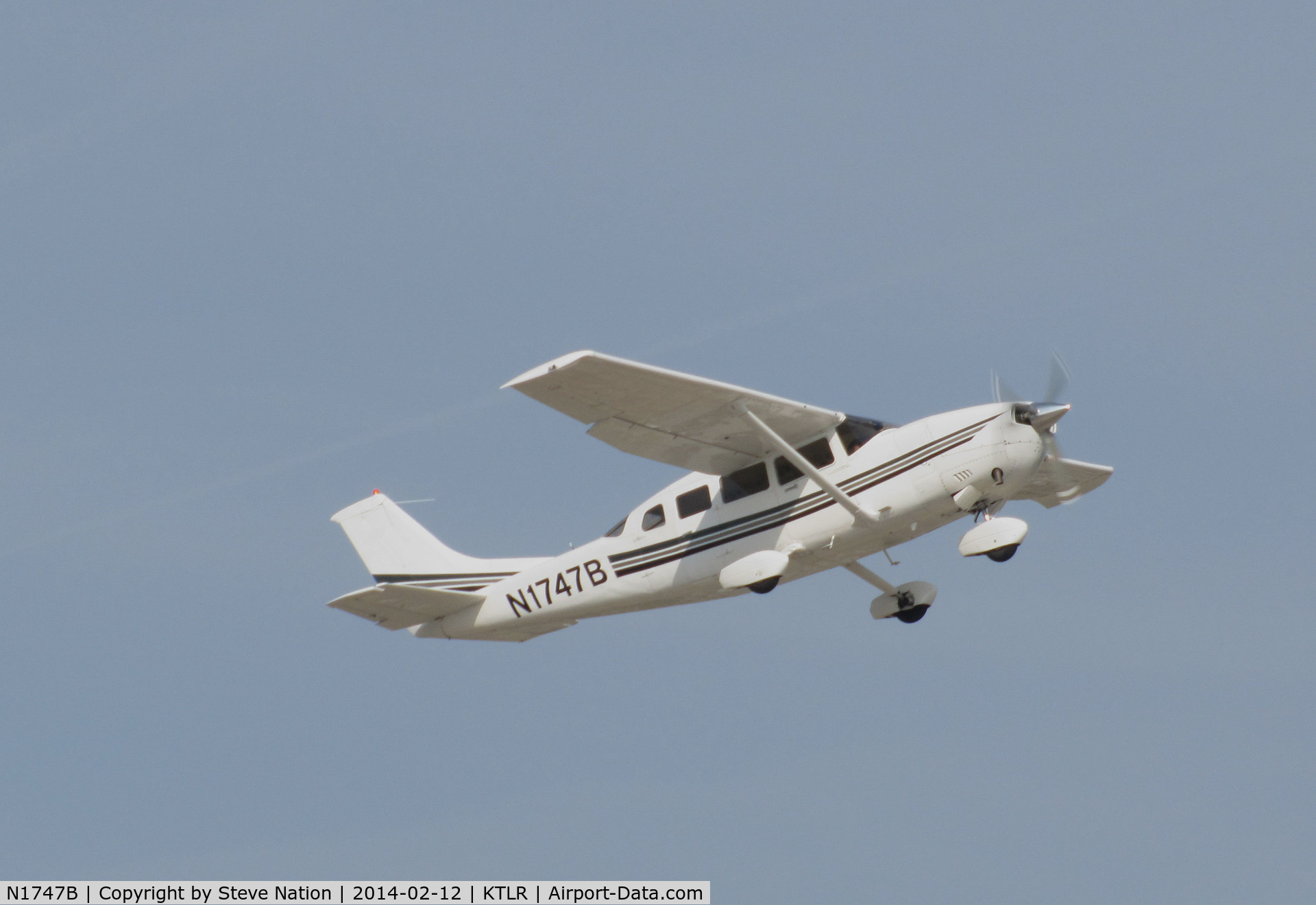 N1747B, 1980 Cessna T207A C/N 20700666, privately-owned Cessna T207A departing Mefford Field (Tulare, CA) after visiting 2014 International Ag Expo