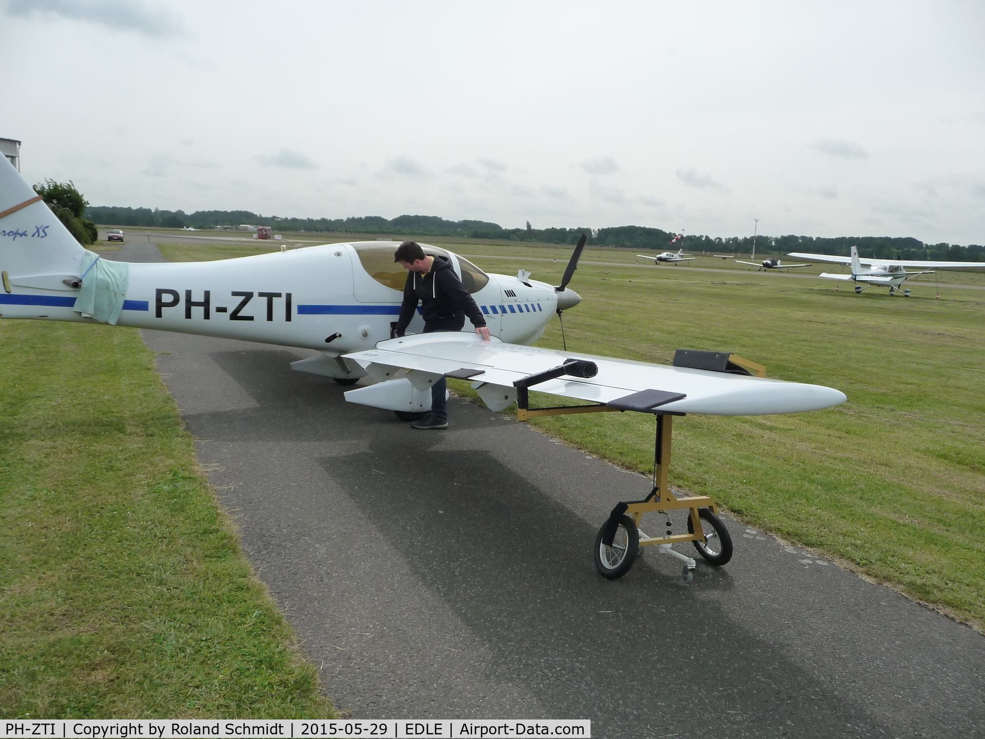 PH-ZTI, 2001 Europa XS Tri-Gear C/N PFA-247 13172, Can even be accomplished single hand with the Jütte rigging aid