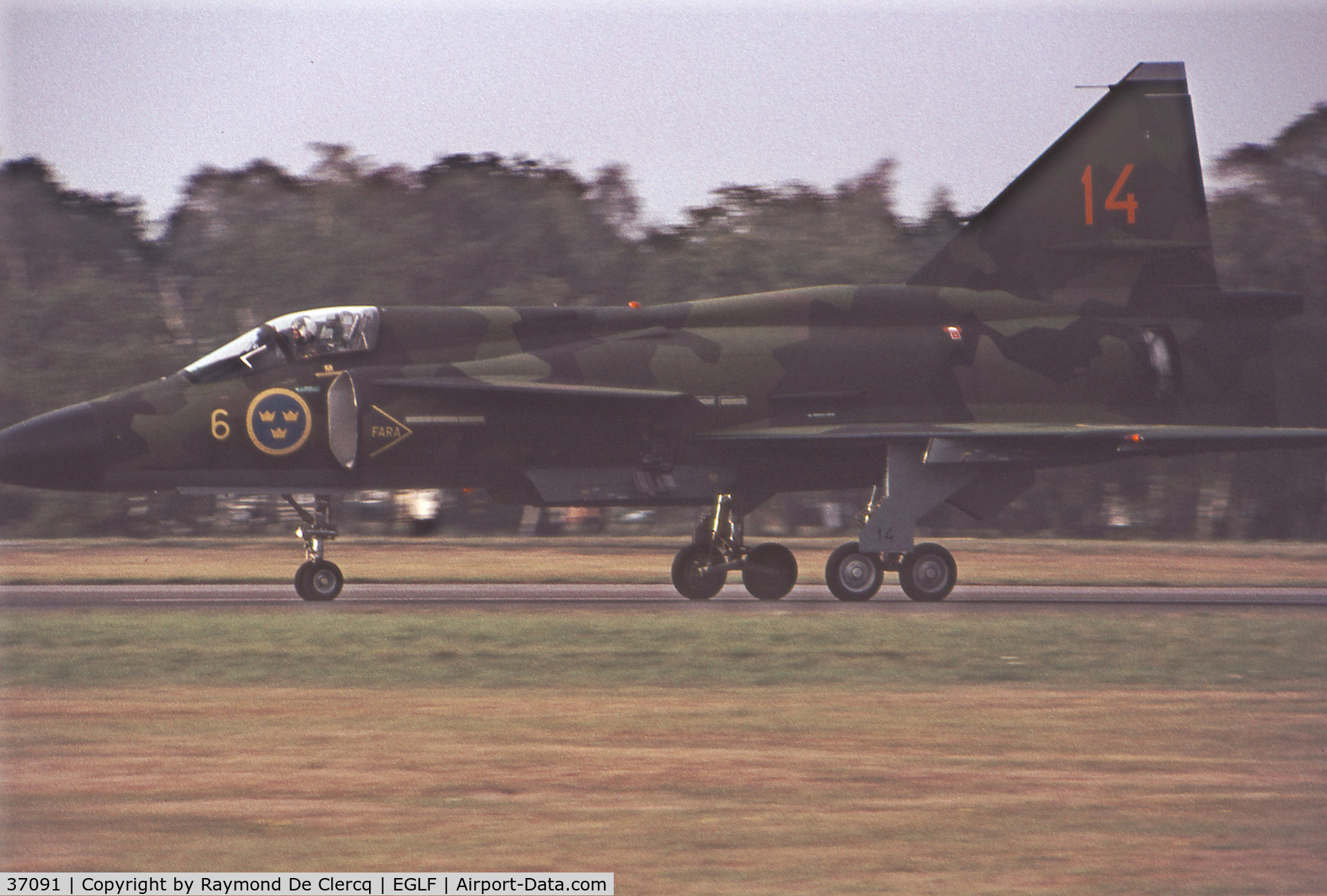 37091, Saab AJ37 Viggen C/N 37091, Landing after his flying display at FAB 1976.