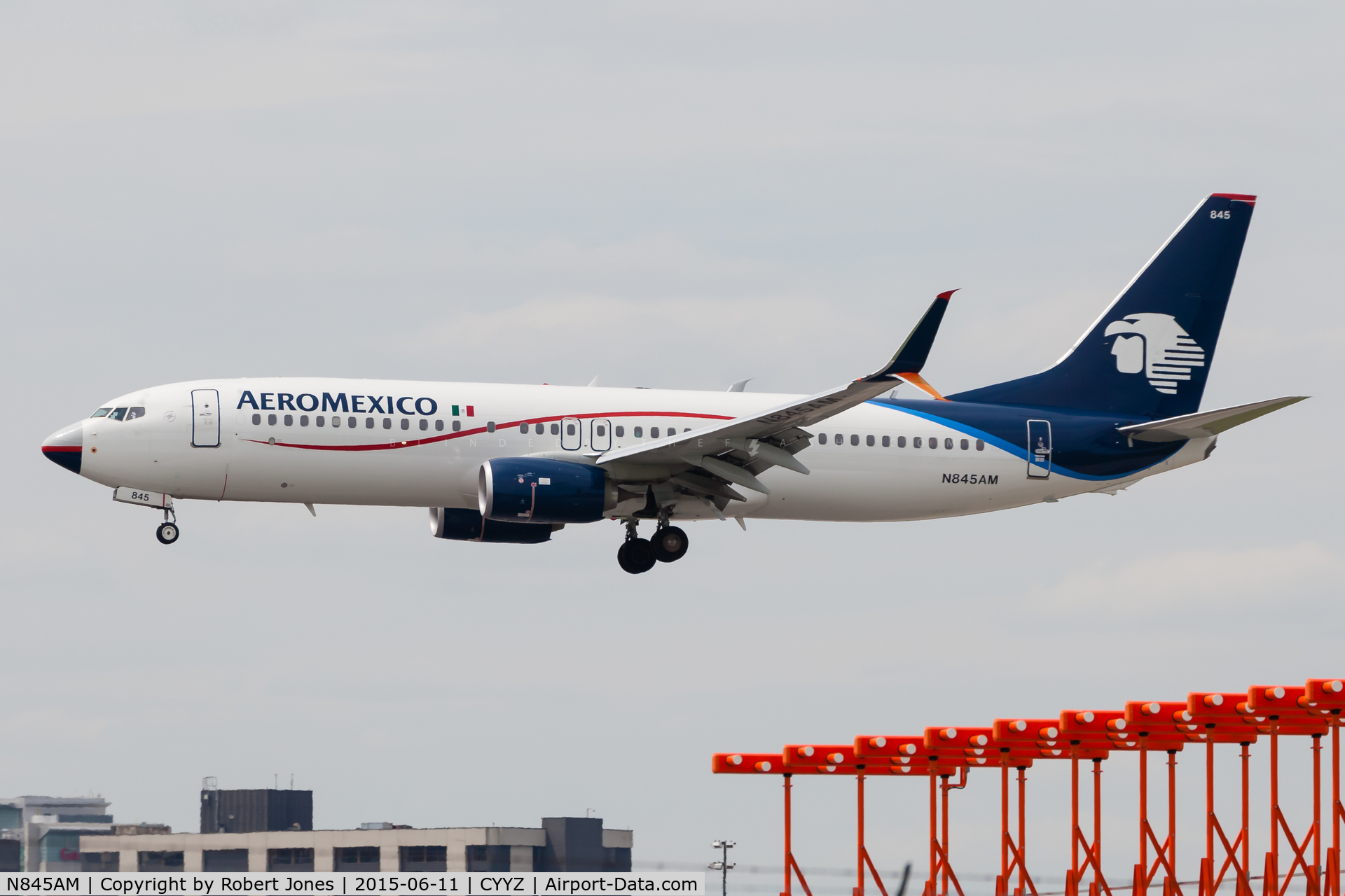N845AM, 2014 Boeing 737-852 C/N 36706, Landing 24R at Toronto Pearson.