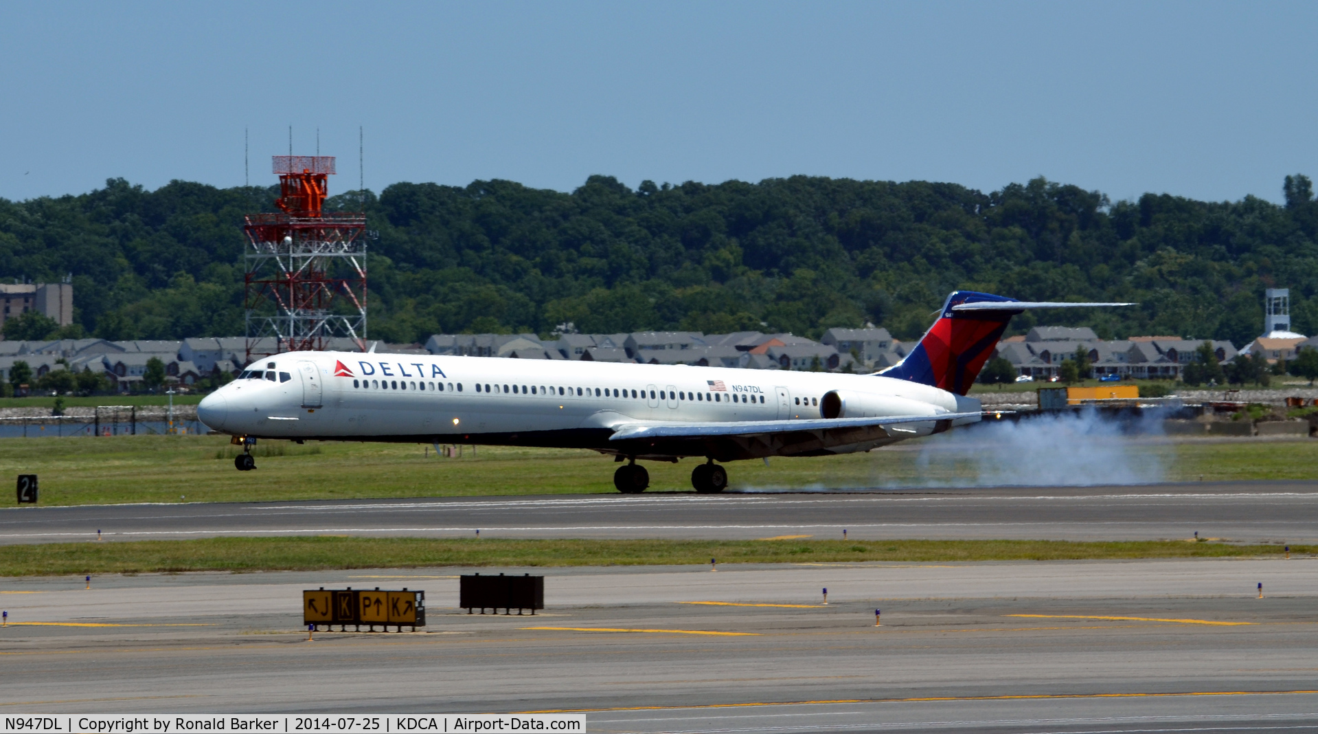 N947DL, 1989 McDonnell Douglas MD-88 C/N 49878, Touch down National