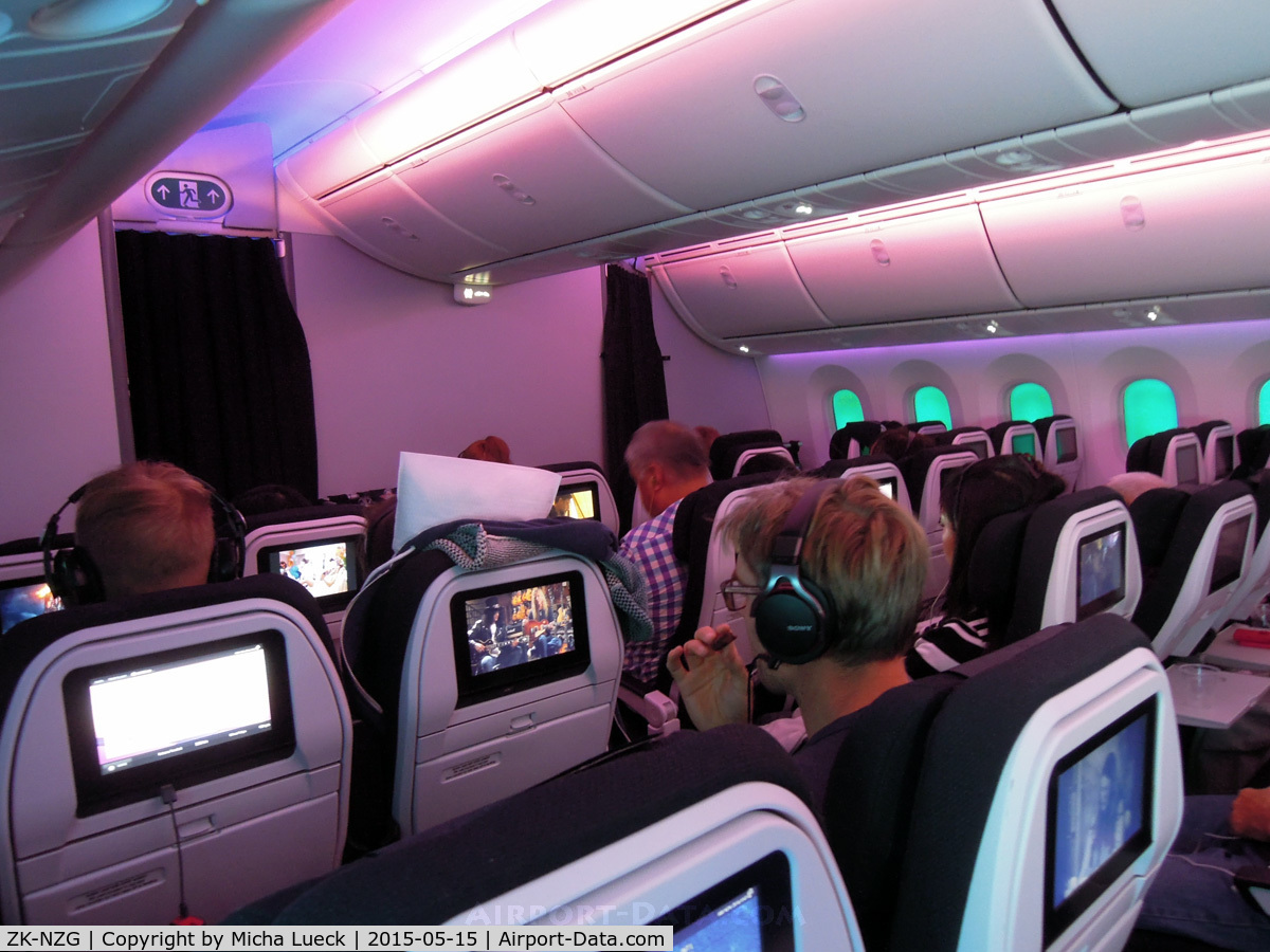ZK-NZG, 2014 Boeing 787-9 Dreamliner Dreamliner C/N 37963, Window tinting and mood lighting (AKL-NRT)