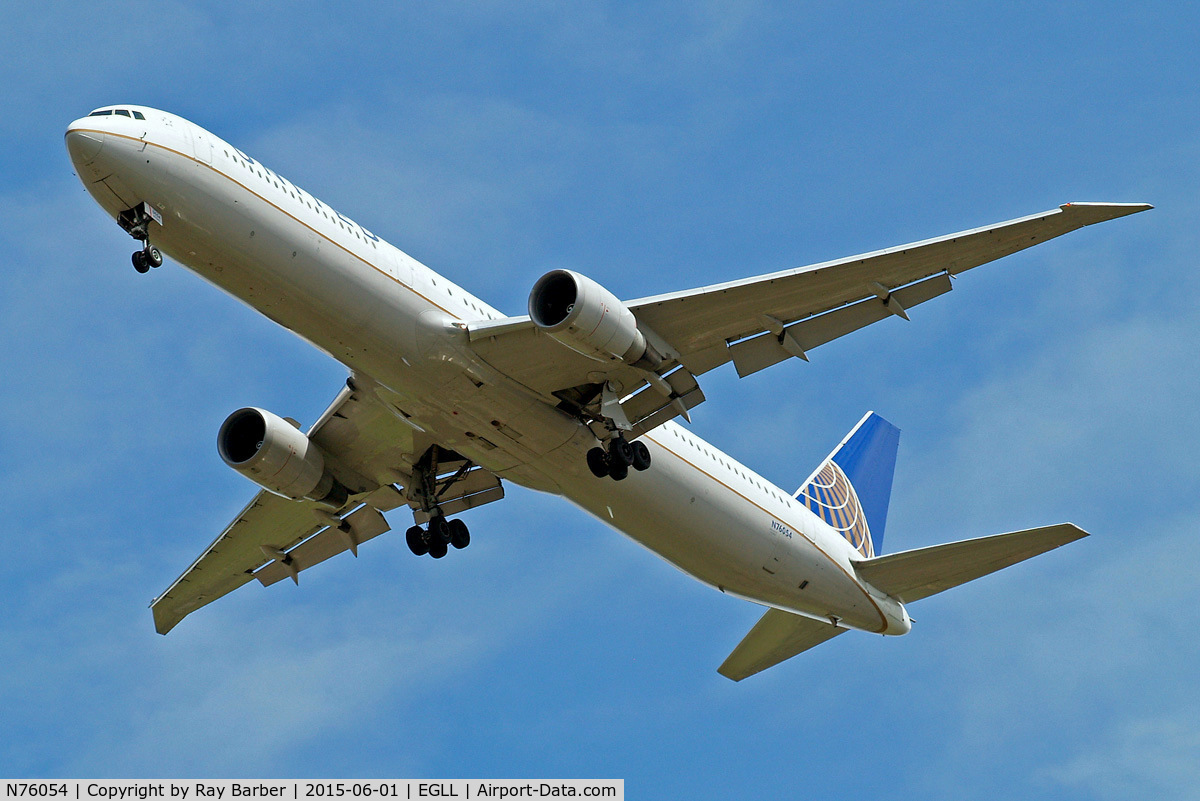 N76054, 2000 Boeing 767-424/ER C/N 29449, Boeing 767-424ER [29449] (United Airlines) Home~G 01/06/2015. On approach 27R.