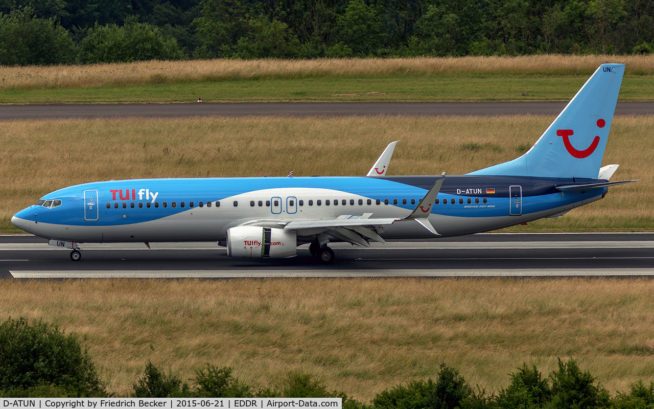 D-ATUN, 2015 Boeing 737-8K5 C/N 41660, decelerating after touchdown, inbound from Las Palmas