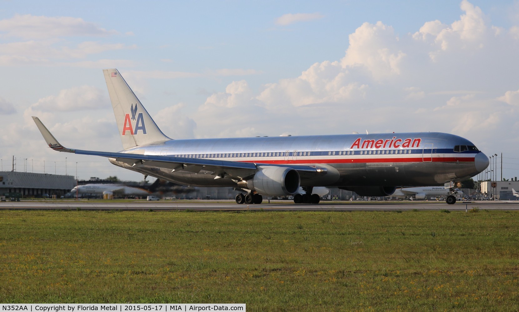 N352AA, 1988 Boeing 767-323ER C/N 24033, American