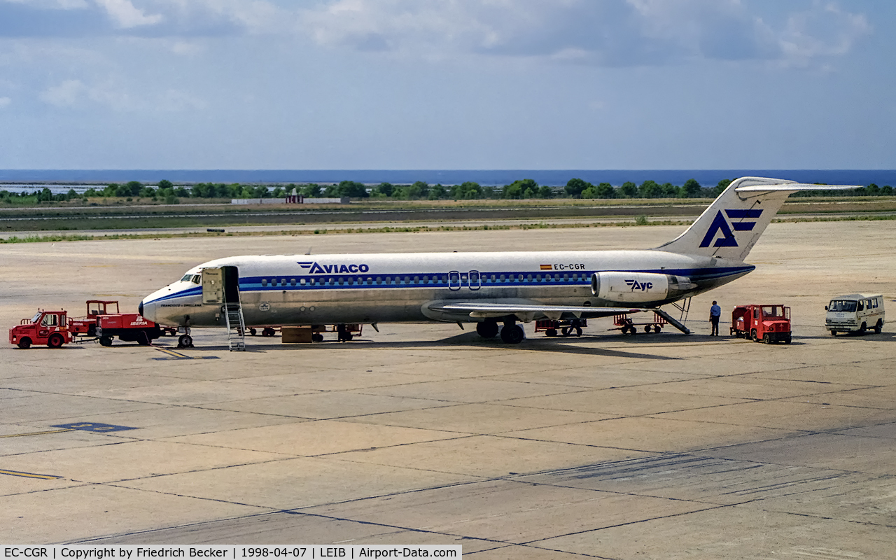 EC-CGR, 1975 McDonnell Douglas DC-9-32 C/N 47644, waiting for embarking