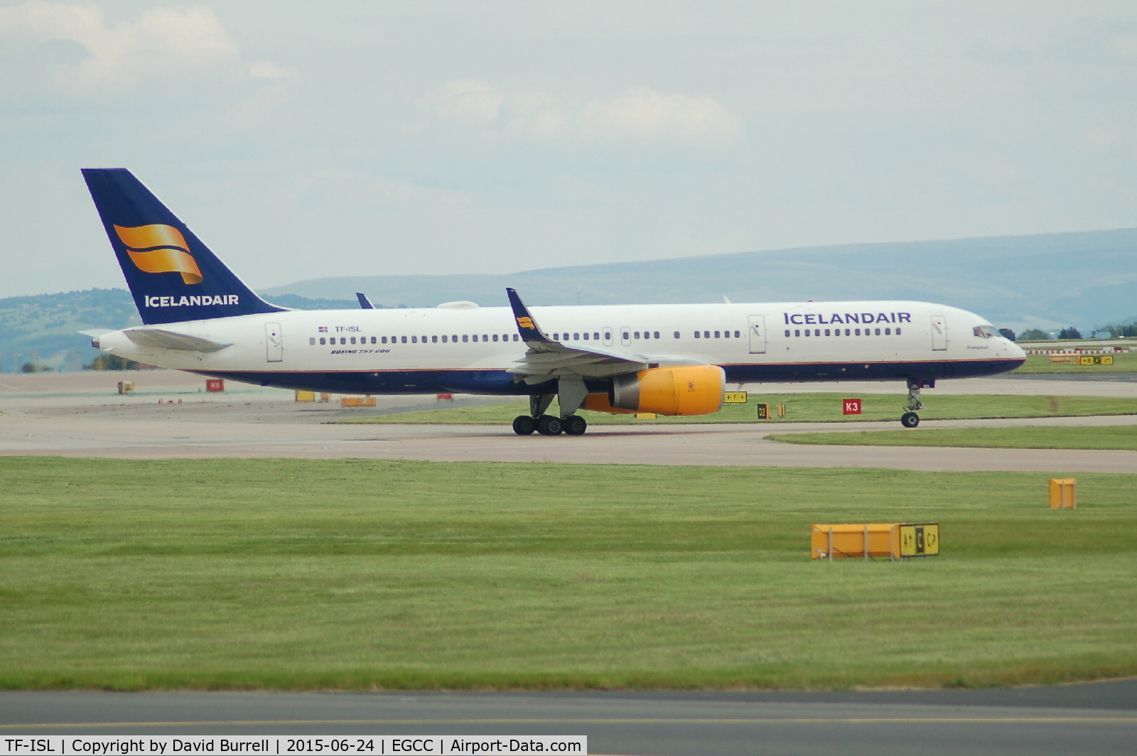 TF-ISL, 1991 Boeing 757-223 C/N 25295, Icelandair Boeing 757-223 taking for take off at Manchester Airport.