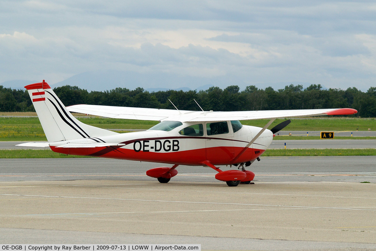 OE-DGB, Cessna 182P Skylane C/N 18261104, Cessna 182P Skylane [182-61104] Vienna-Schwechat~OE 13/07/2009