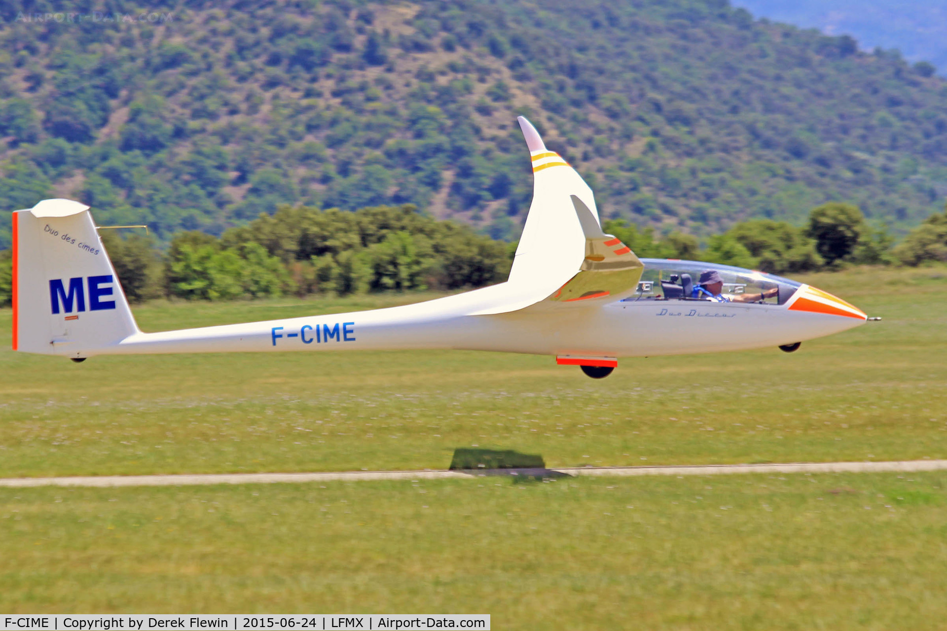 F-CIME, Schempp-Hirth DUO-DISCUS C/N 218, Duo-Discus, coded ME, seen departing on aerotow.