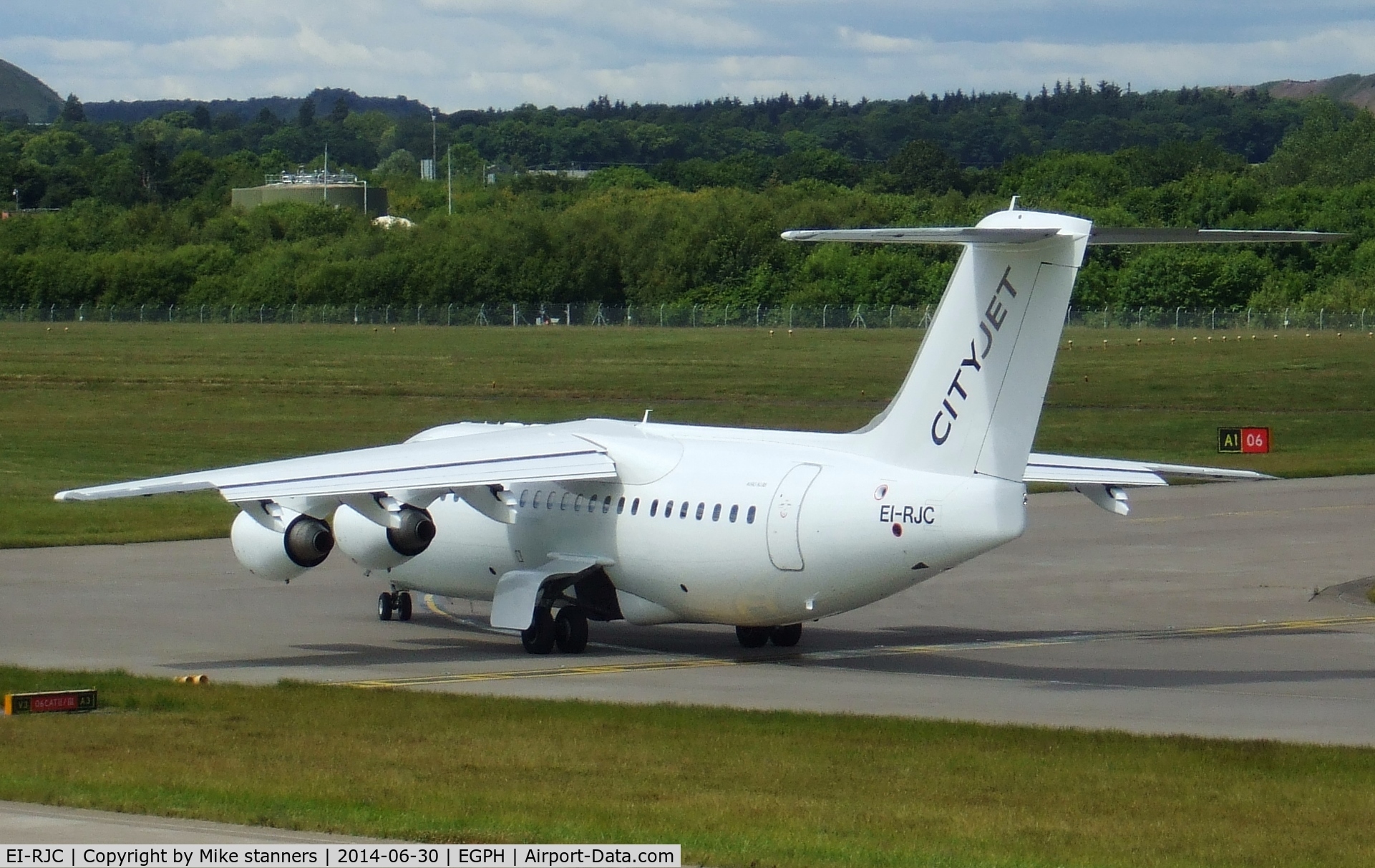 EI-RJC, 1998 British Aerospace Avro 146-RJ85 C/N E.2333, Cityjet RJ85 Taxiing to runway 06