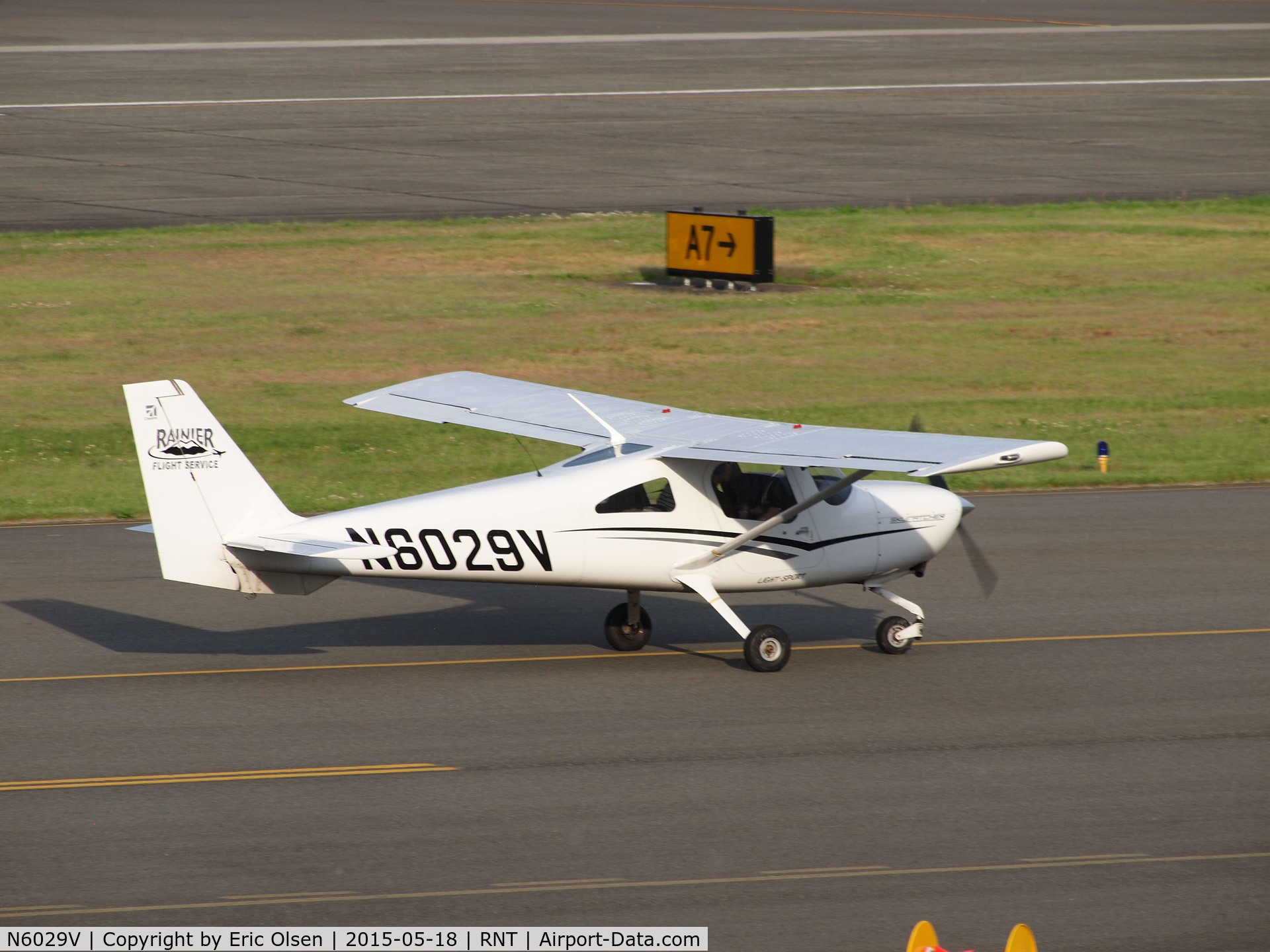 N6029V, Cessna 162 Skycatcher C/N 16200151, Cessna 162 Skycatcher taxing at RNT.